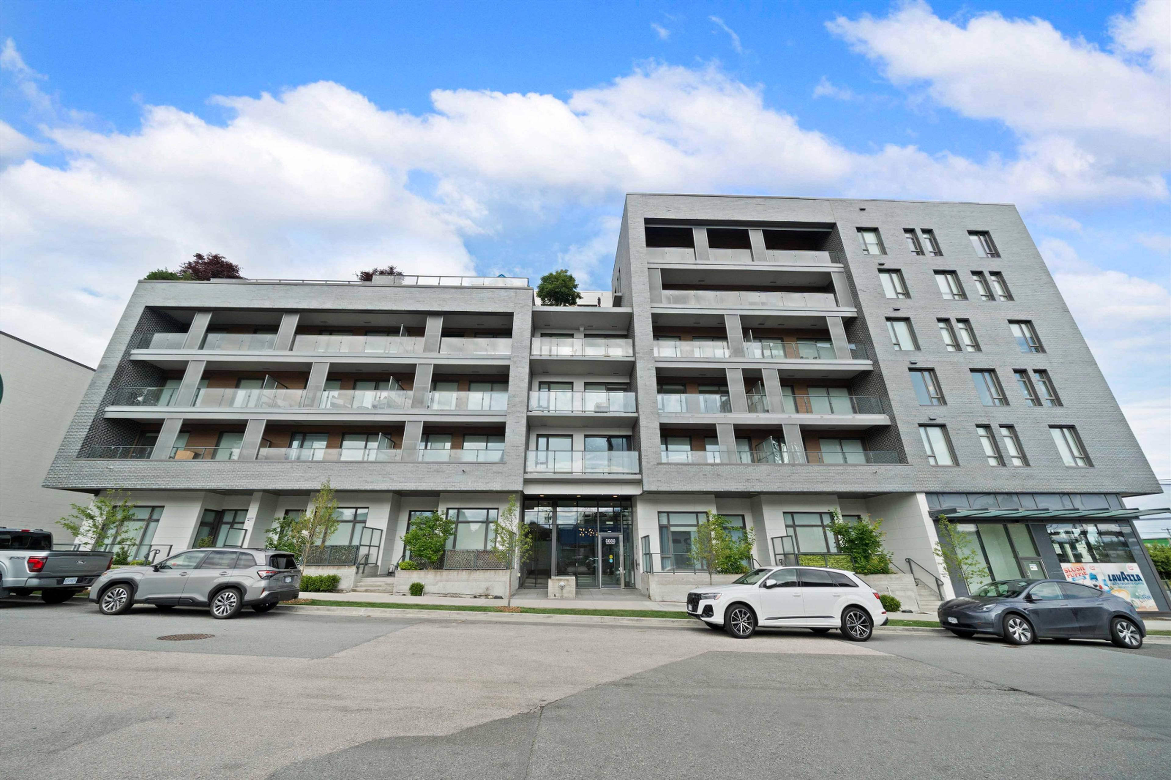 1 ch.  · 1 s. de bains for rent $2,300 / mois