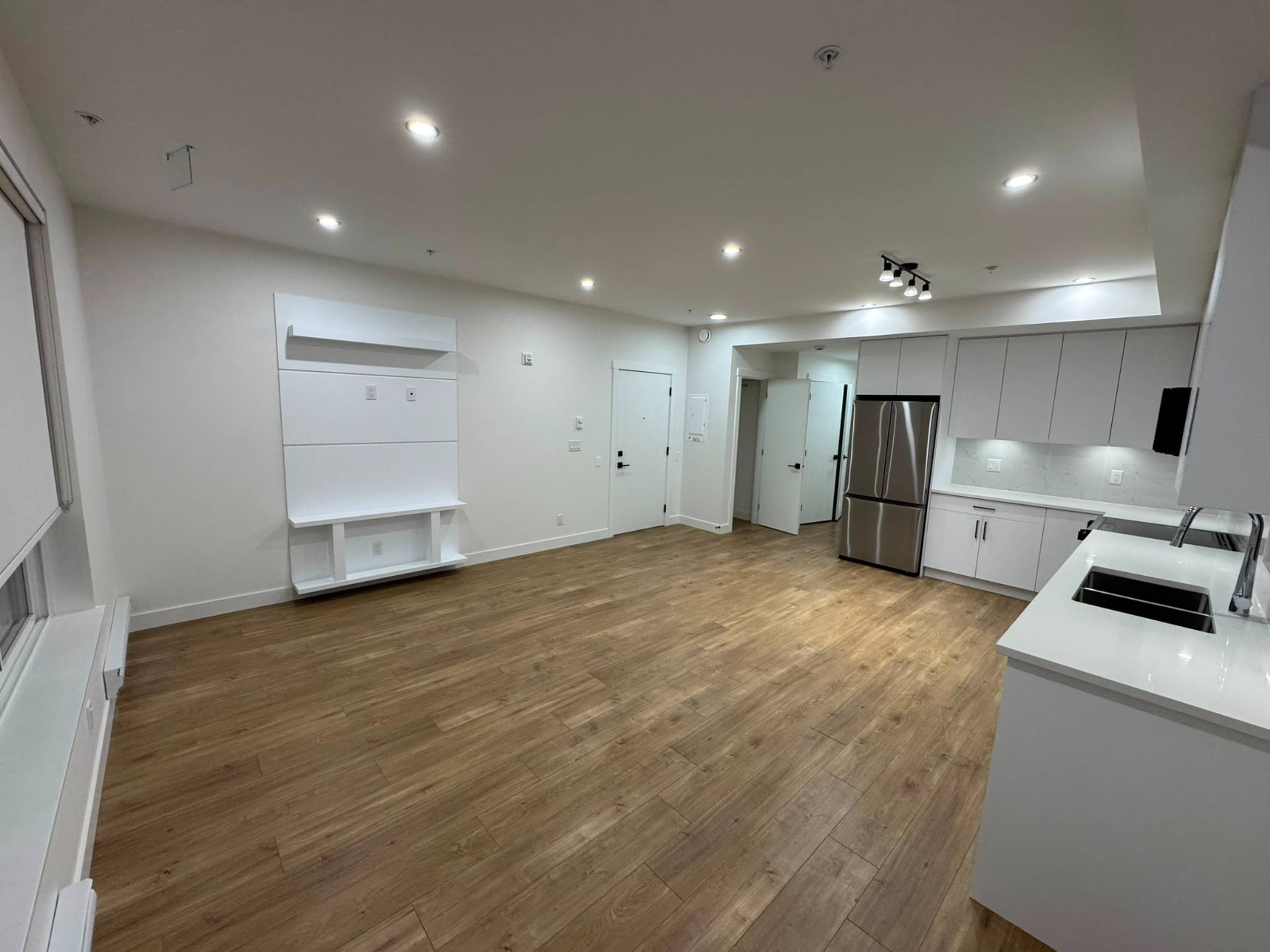 1 ch.  · 1 s. de bains for rent $1,800 / mois