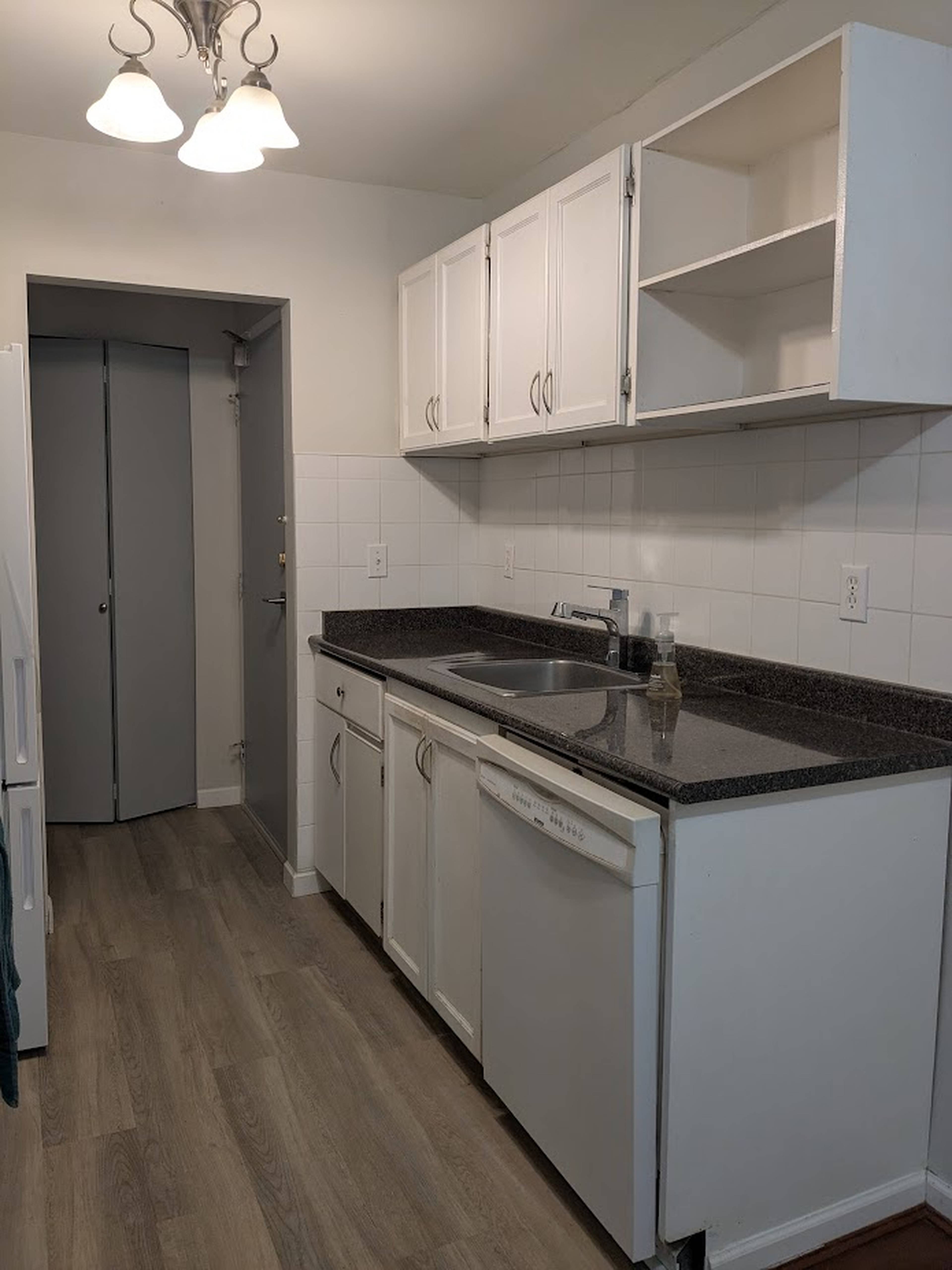 2 ch.  · 1 s. de bains for rent $2,000 / mois