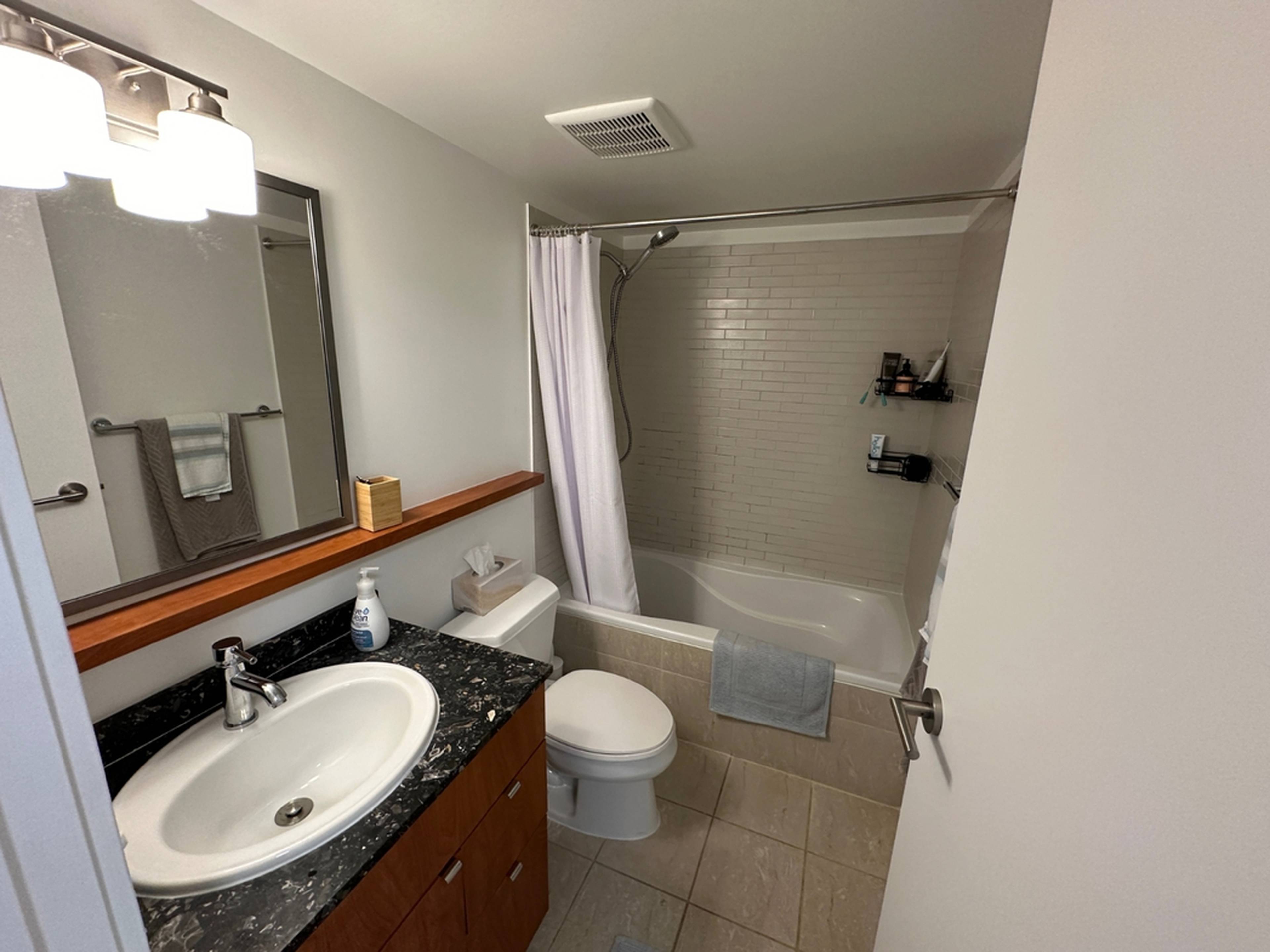 1 ch.  · 1 s. de bains for rent $1,800 / mois