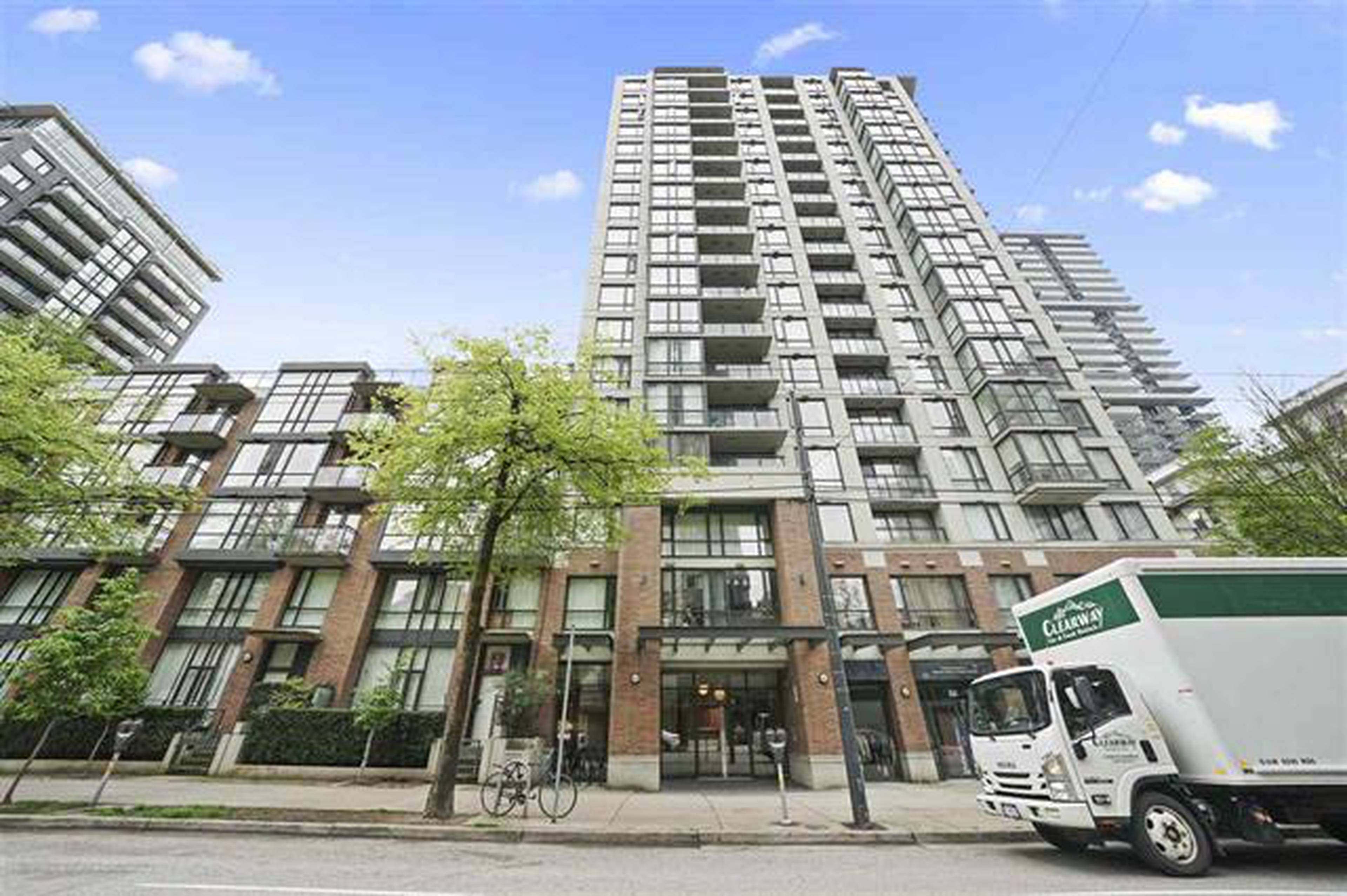1 ch.  · 1 s. de bains for rent $2,500 / mois