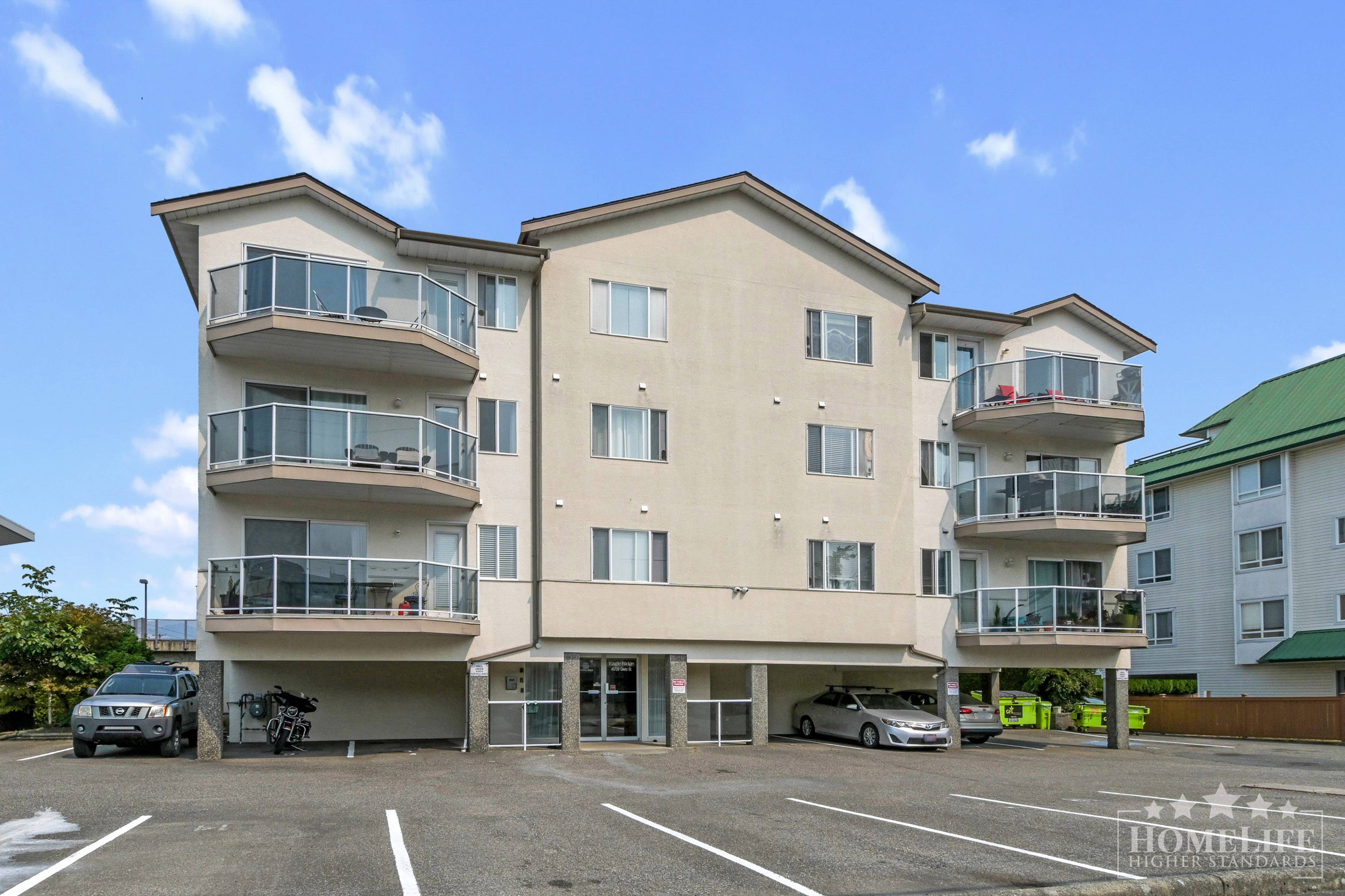 2 ch.  · 1 s. de bains for rent $1,900 / mois