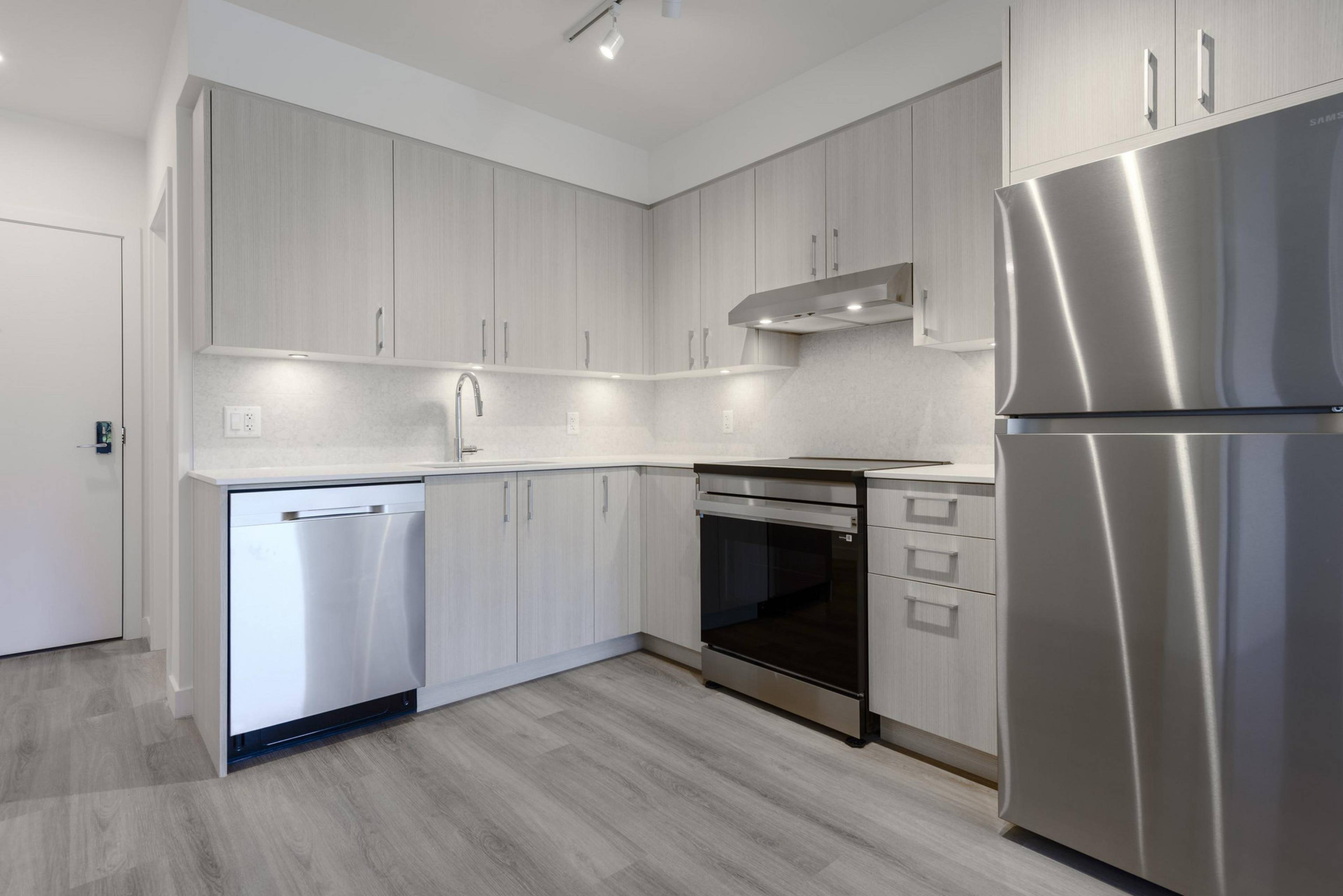1 室  · 1 卫 for rent $2,200+ / 月
