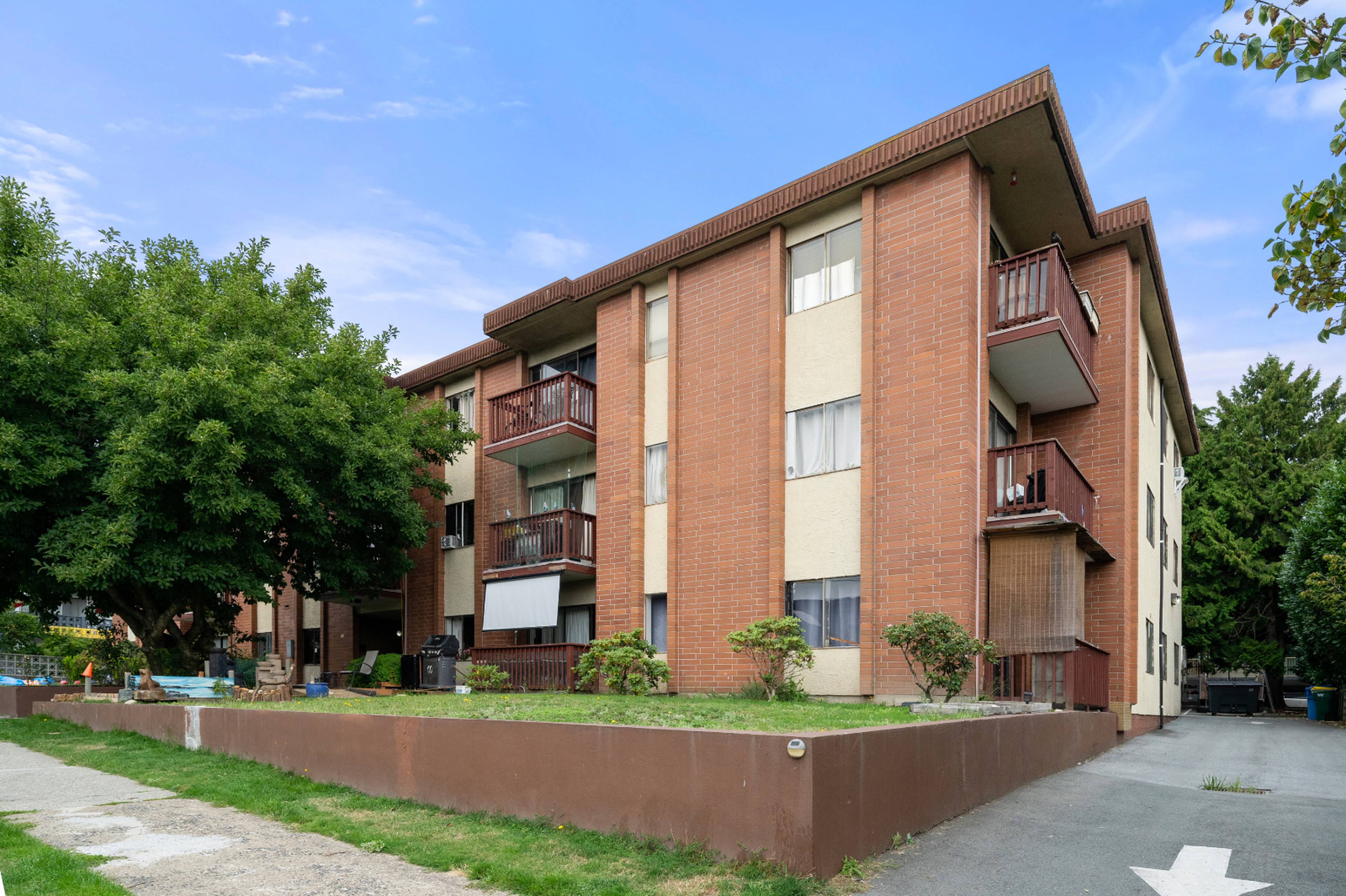 2 ch.  · 1 s. de bains for rent $2,000 / mois