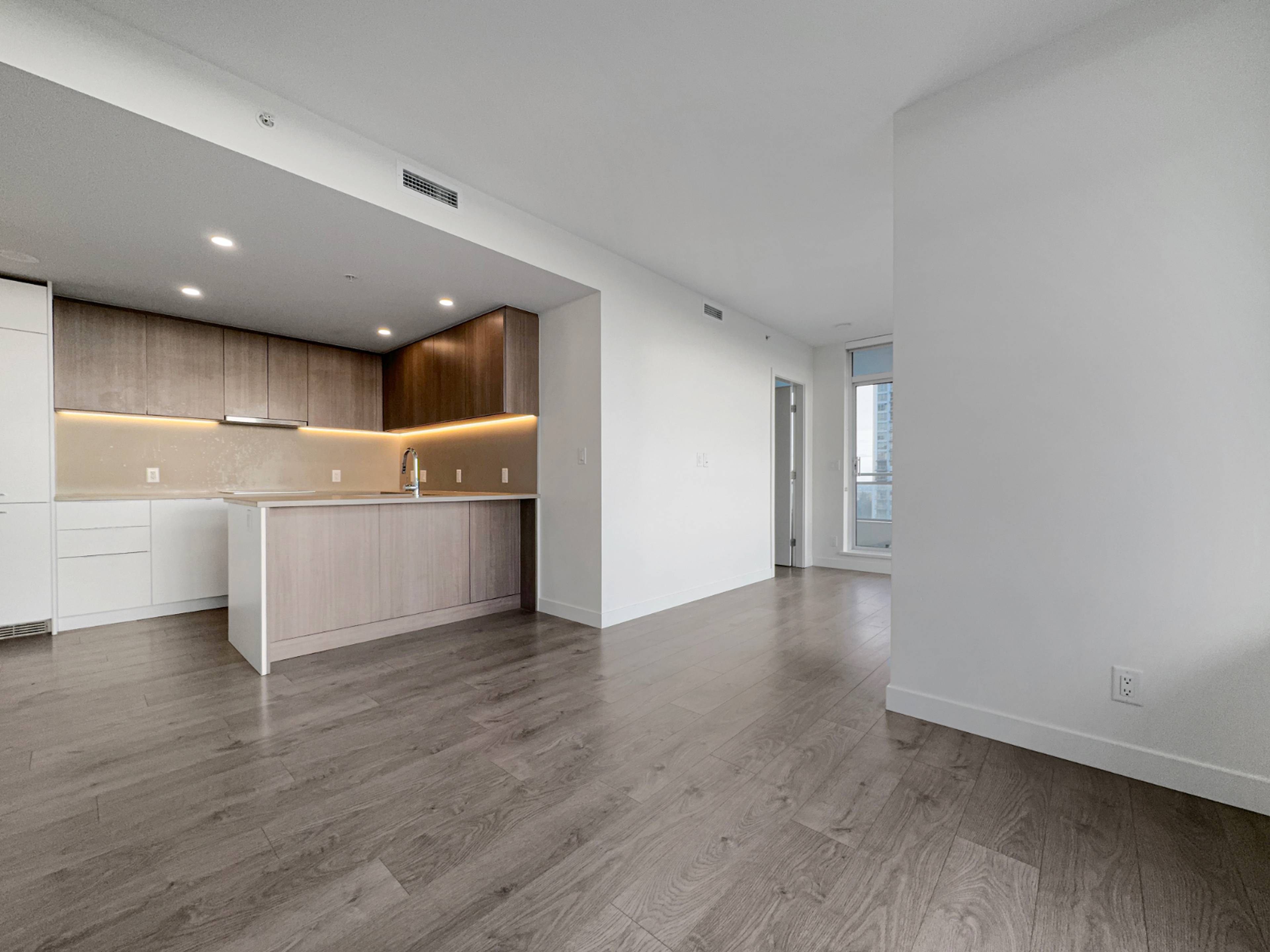 2 ch.  · 1 s. de bains for rent $2,000 / mois