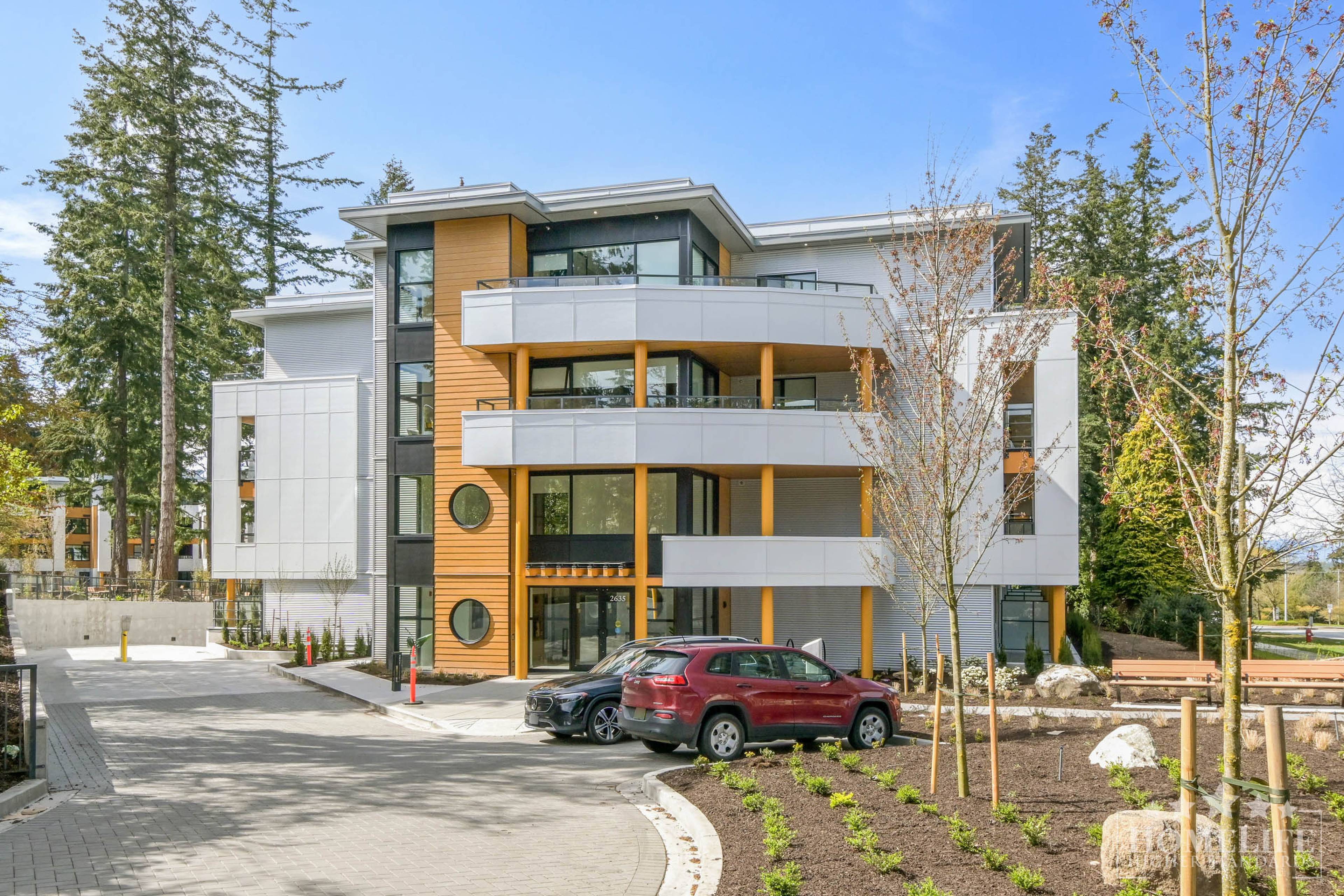 2 ch.  · 1 s. de bains for rent $2,400 / mois