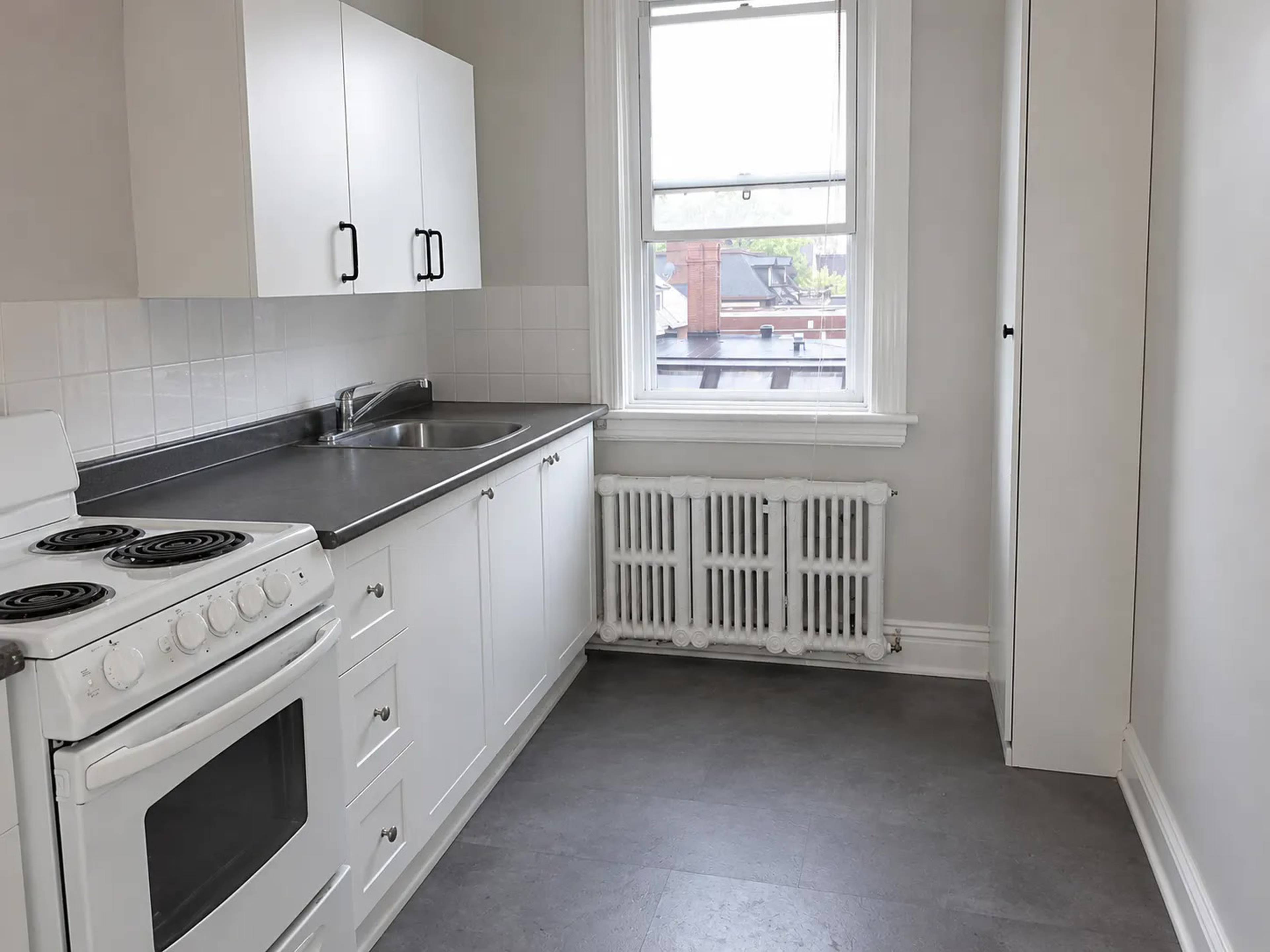 1 ch.  · 1 s. de bains for rent $1,600 / mois