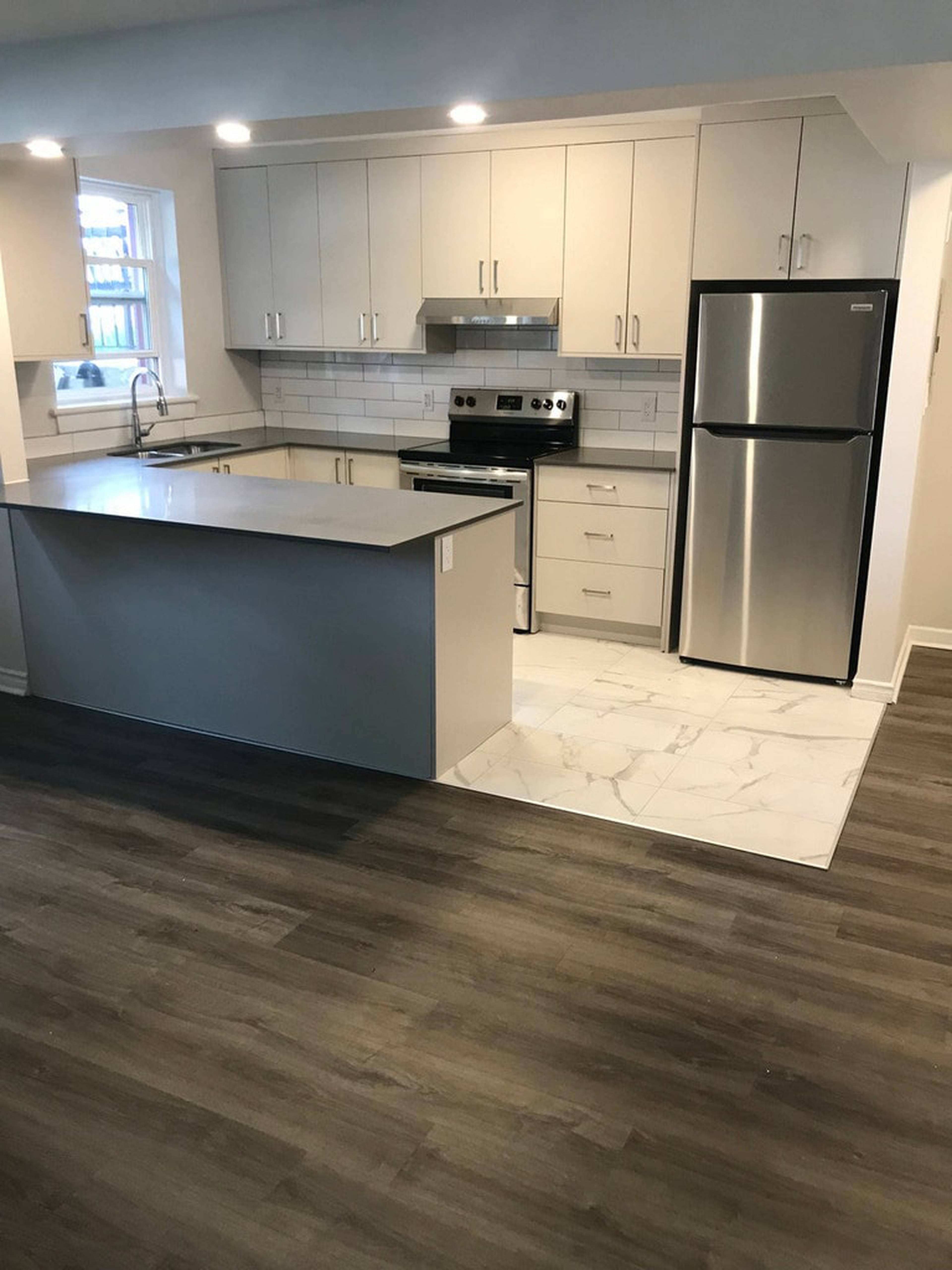 2 室  · 1 卫 for rent $2,300 / 月