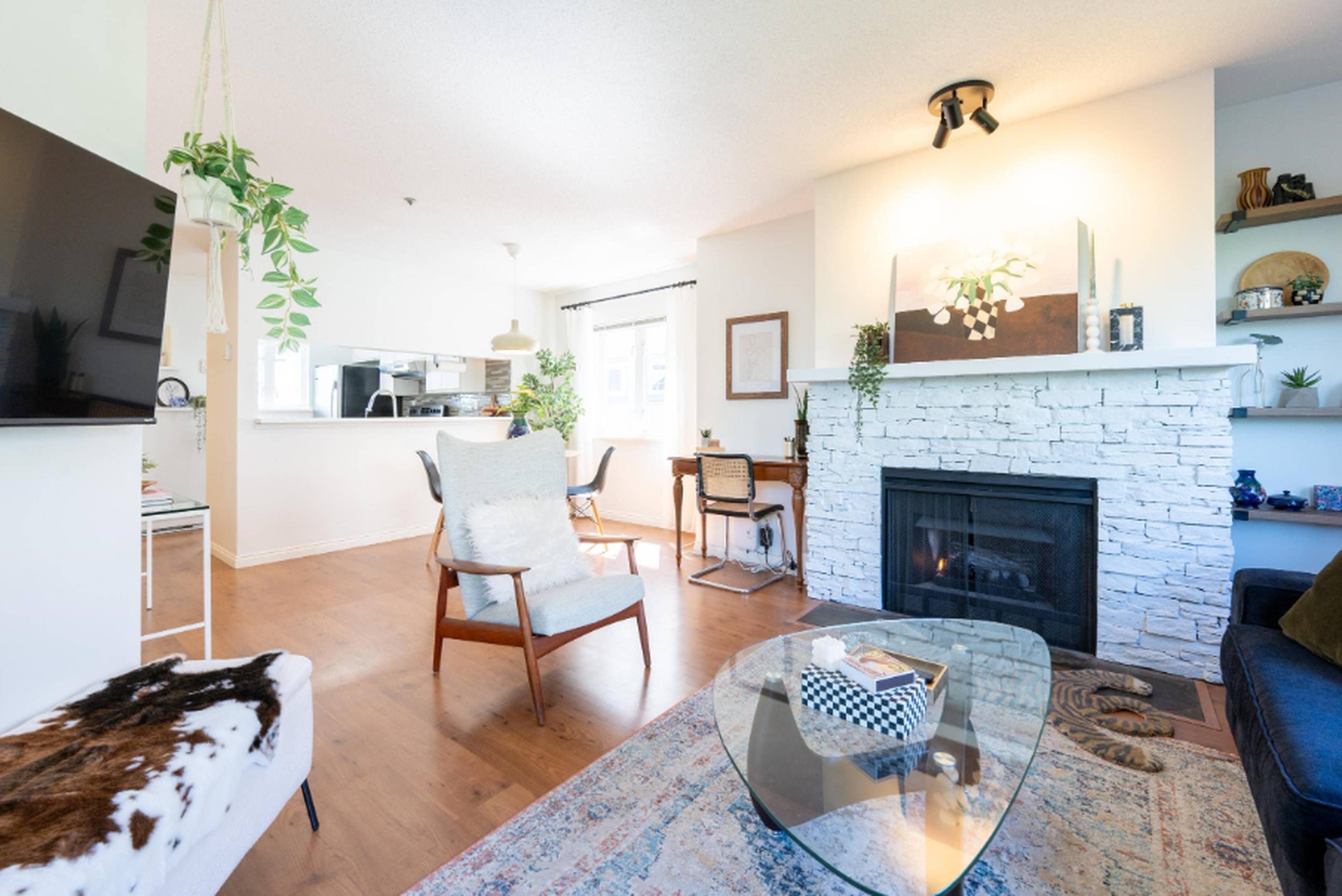 1 室  · 1 卫 for rent $2,300 / 月