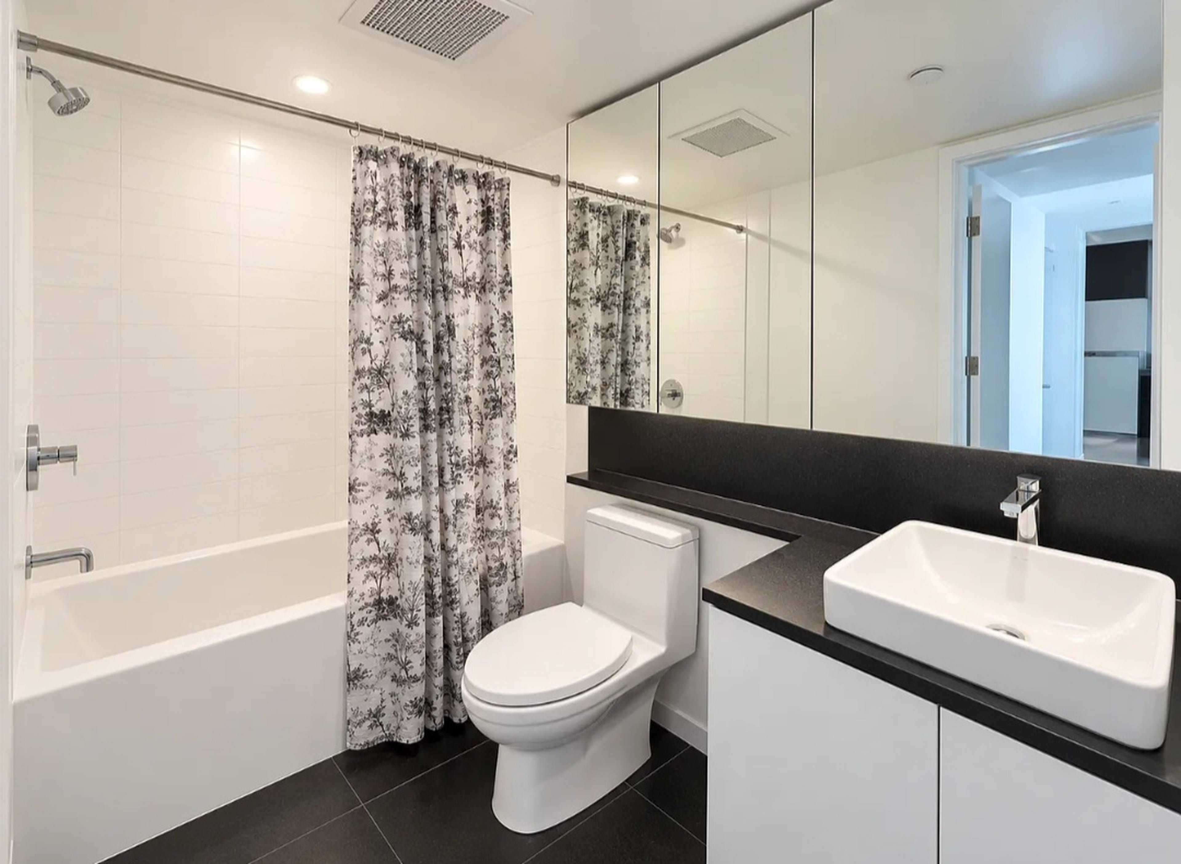 1 室  · 1 卫 for rent $2,300 / 月