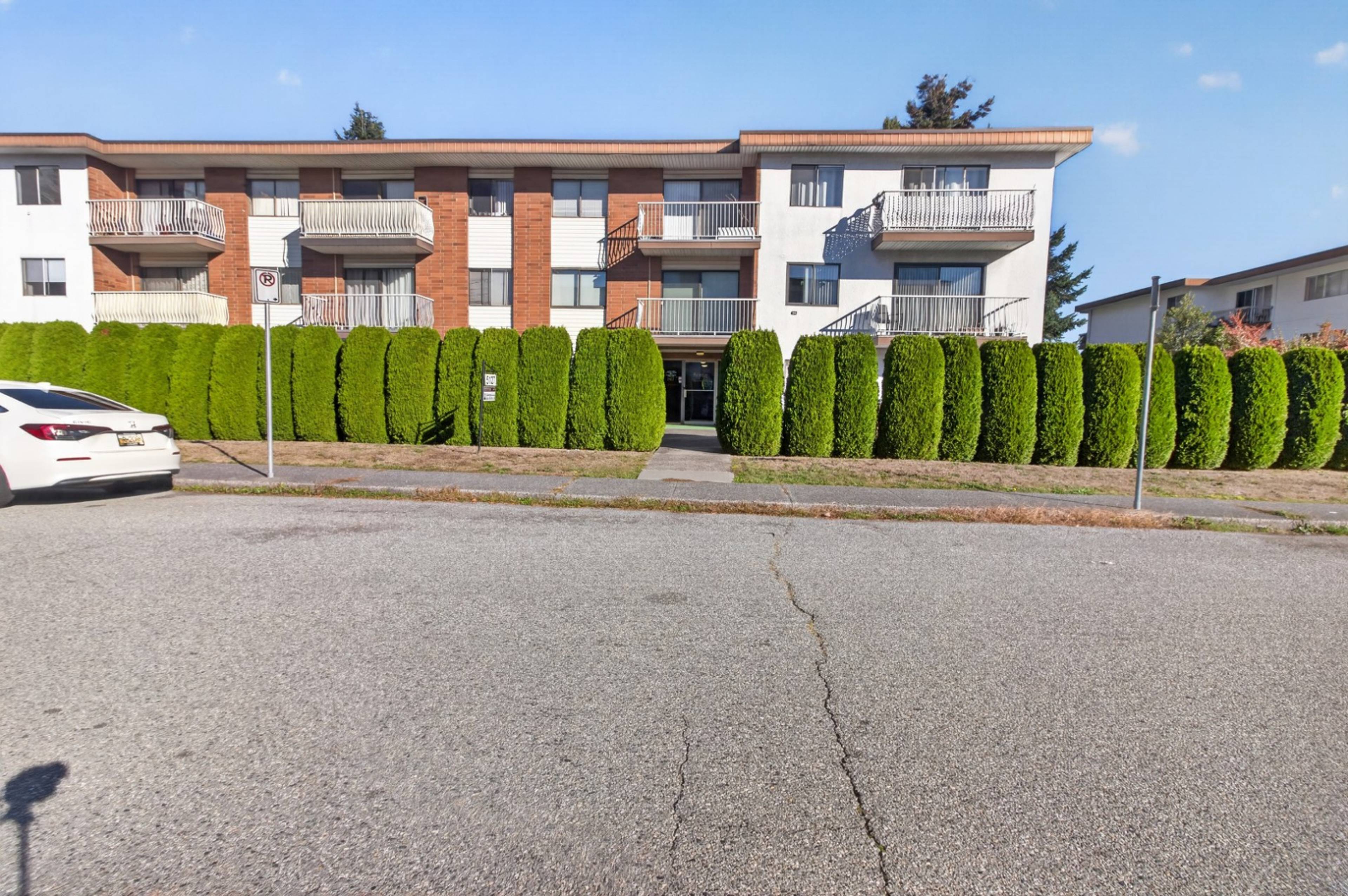 2 ch.  · 1 s. de bains for rent $2,200 / mois