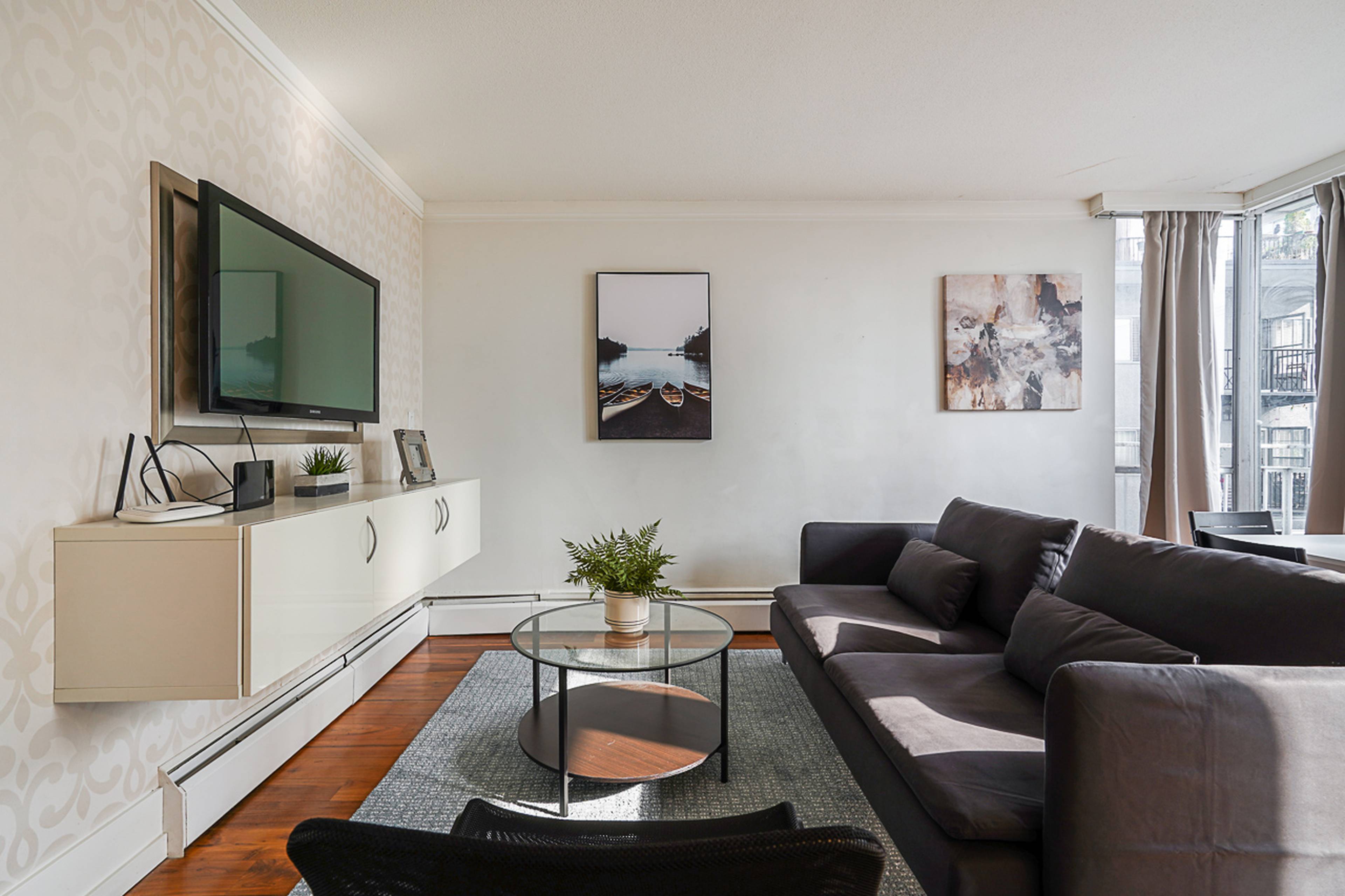 1 ch.  · 1 s. de bains for rent $2,400 / mois