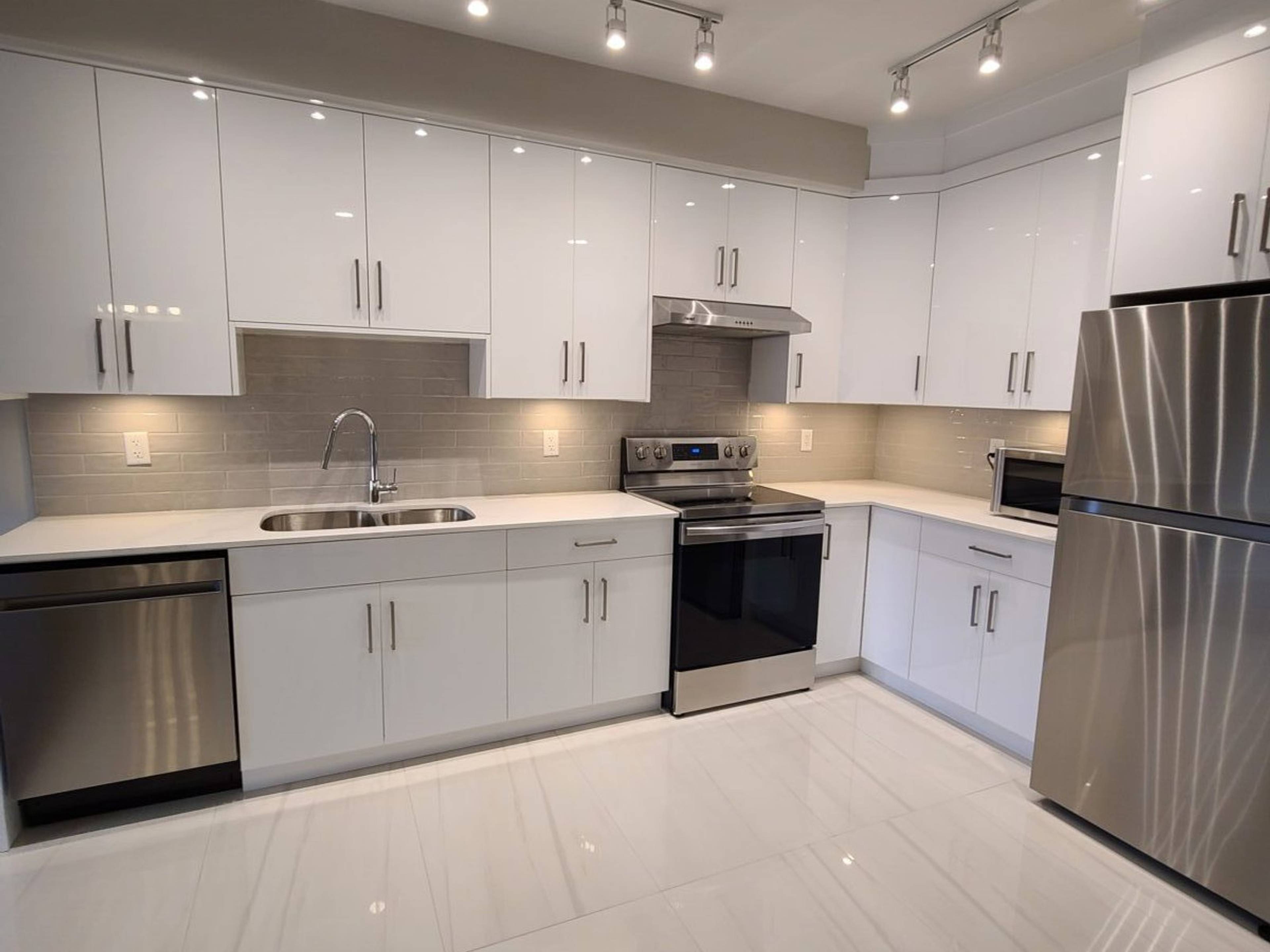 2 ch.  · 2 s. de bains for rent $1,750 / mois
