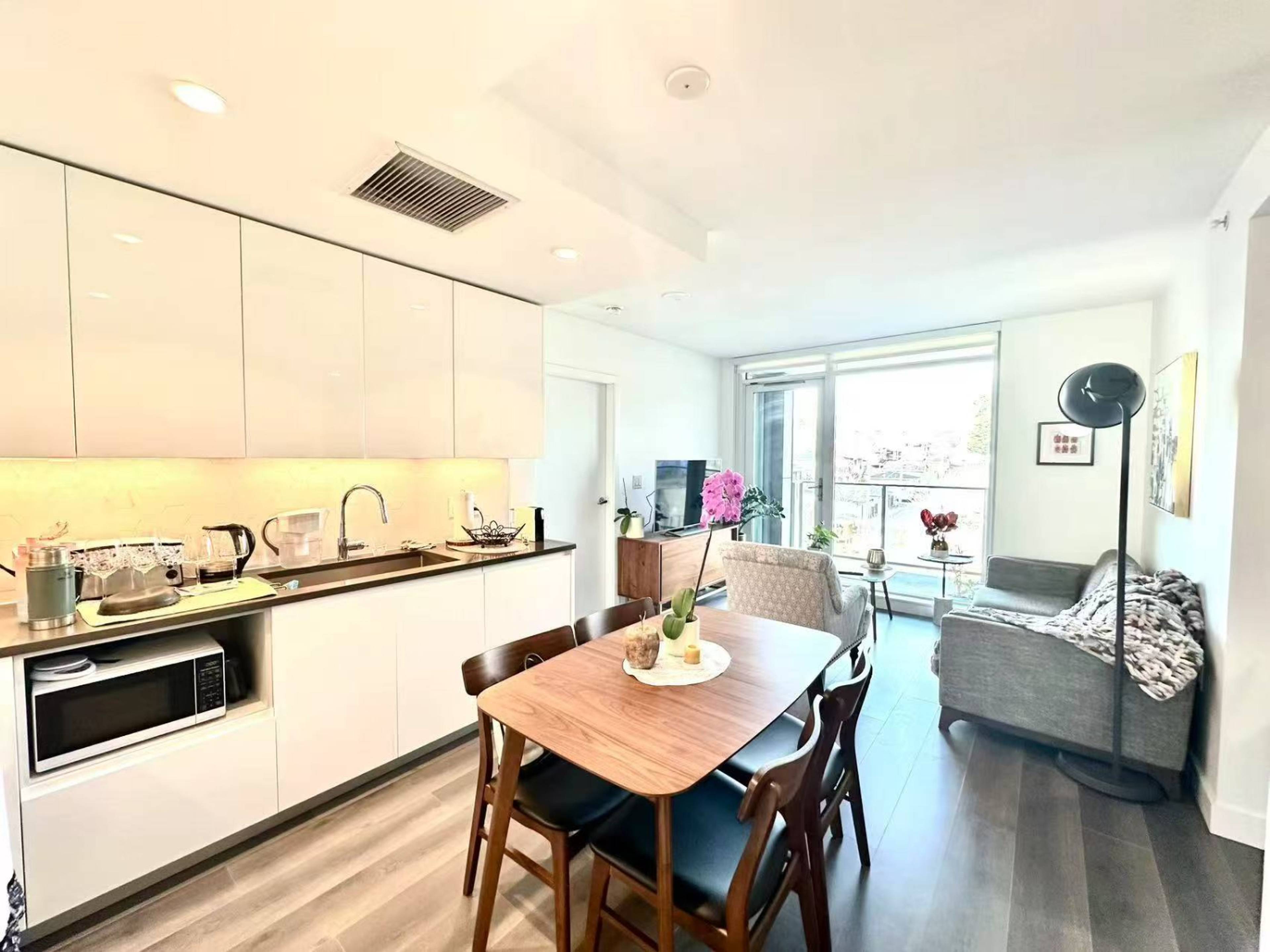 2 室  · 2 卫 for rent $3,700 / 月