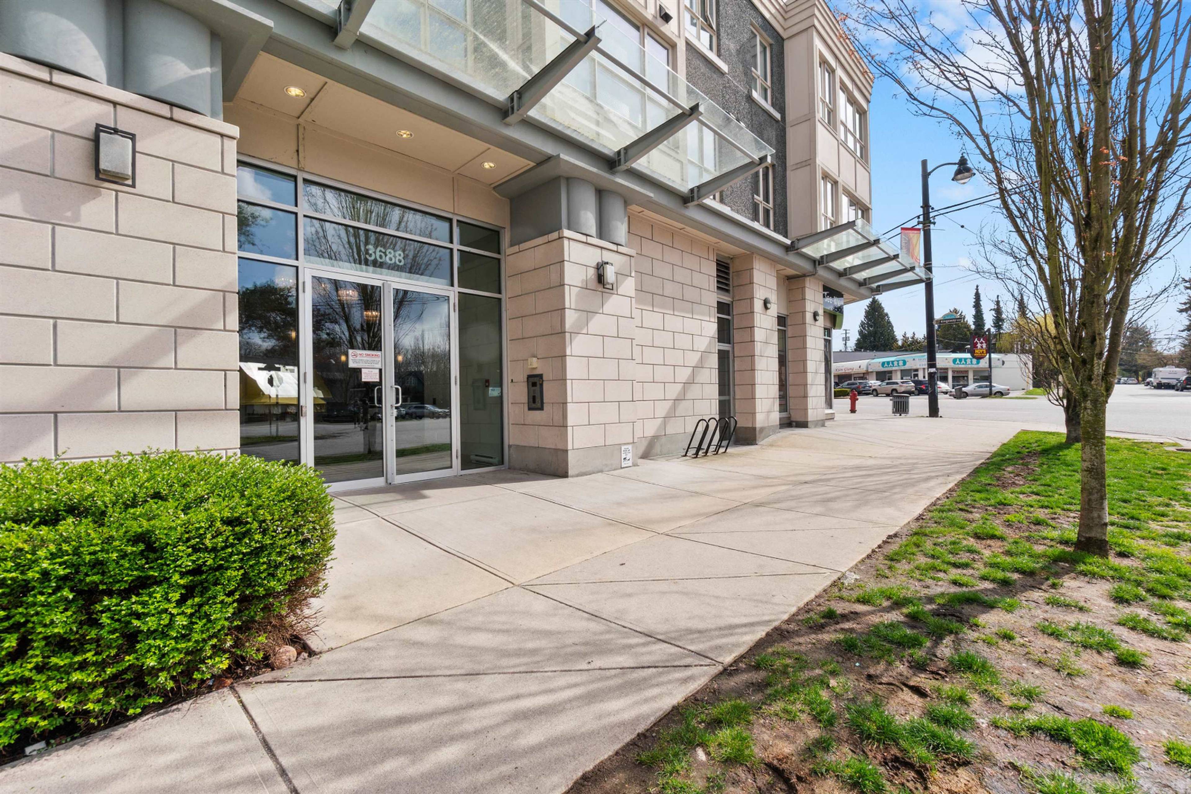 1 ch.  · 1 s. de bains for rent $2,100 / mois