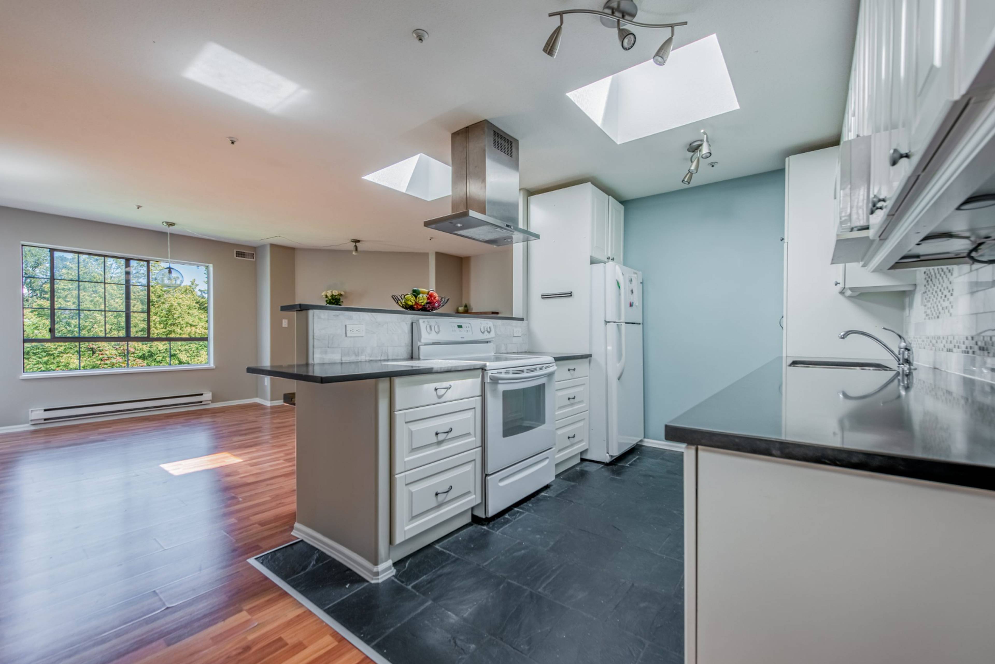 2 ch.  · 2 s. de bains for rent $3,000 / mois
