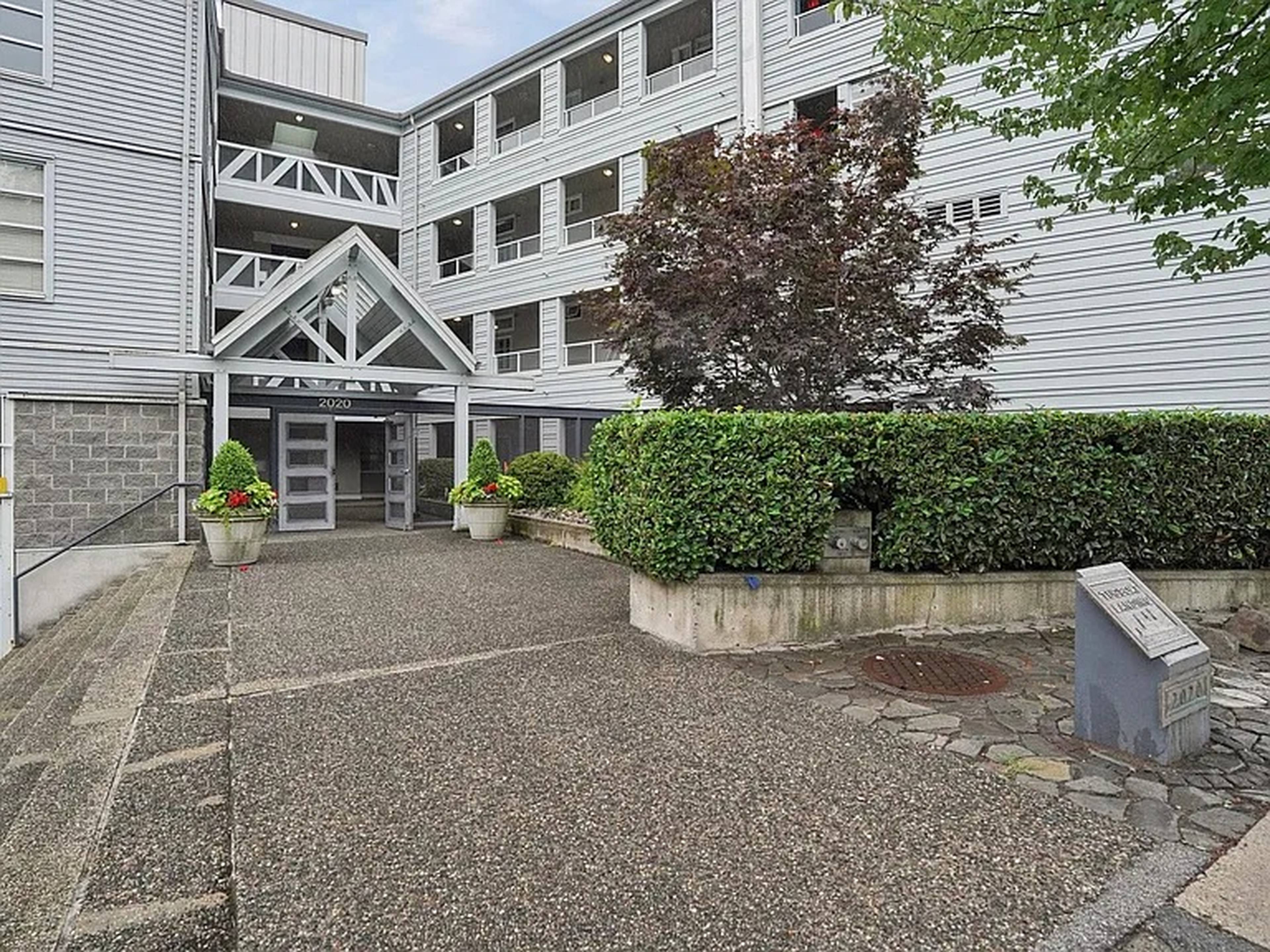 1 ch.  · 1 s. de bains for rent $1,500 / mois