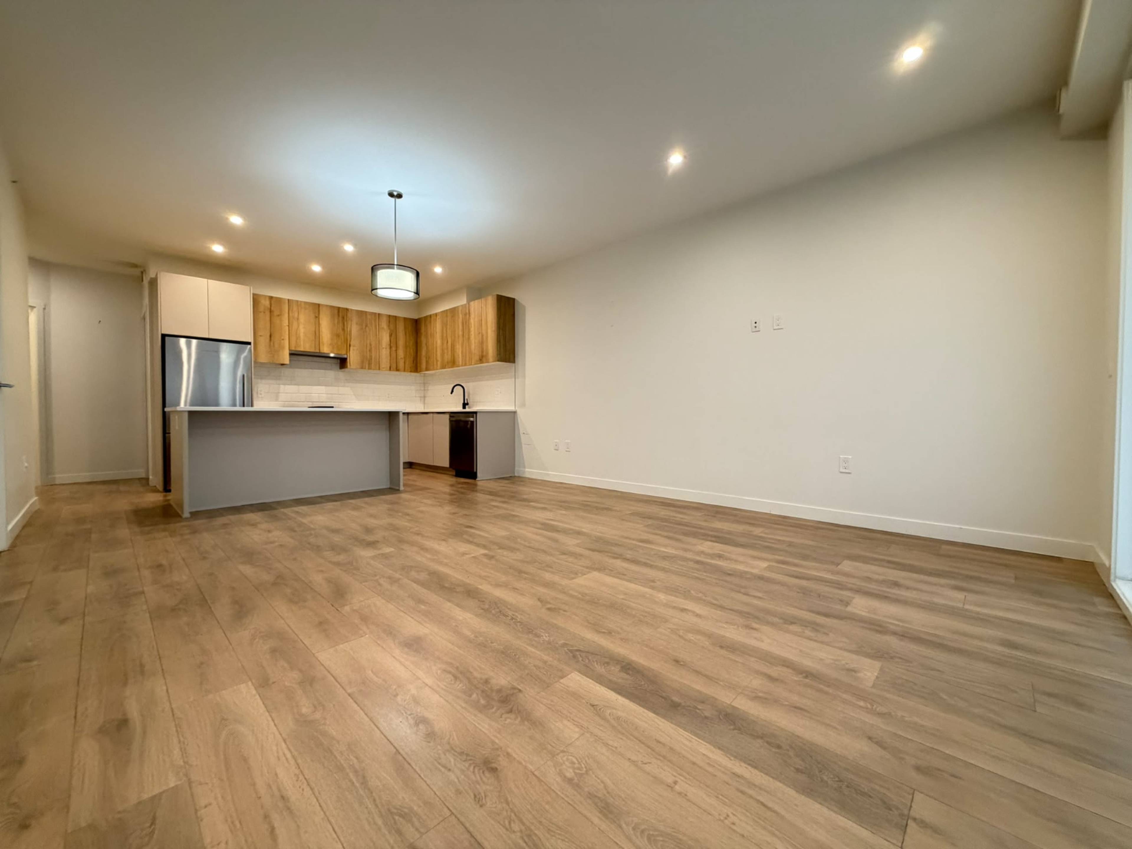3 ch.  · 2 s. de bains for rent $2,690 / mois