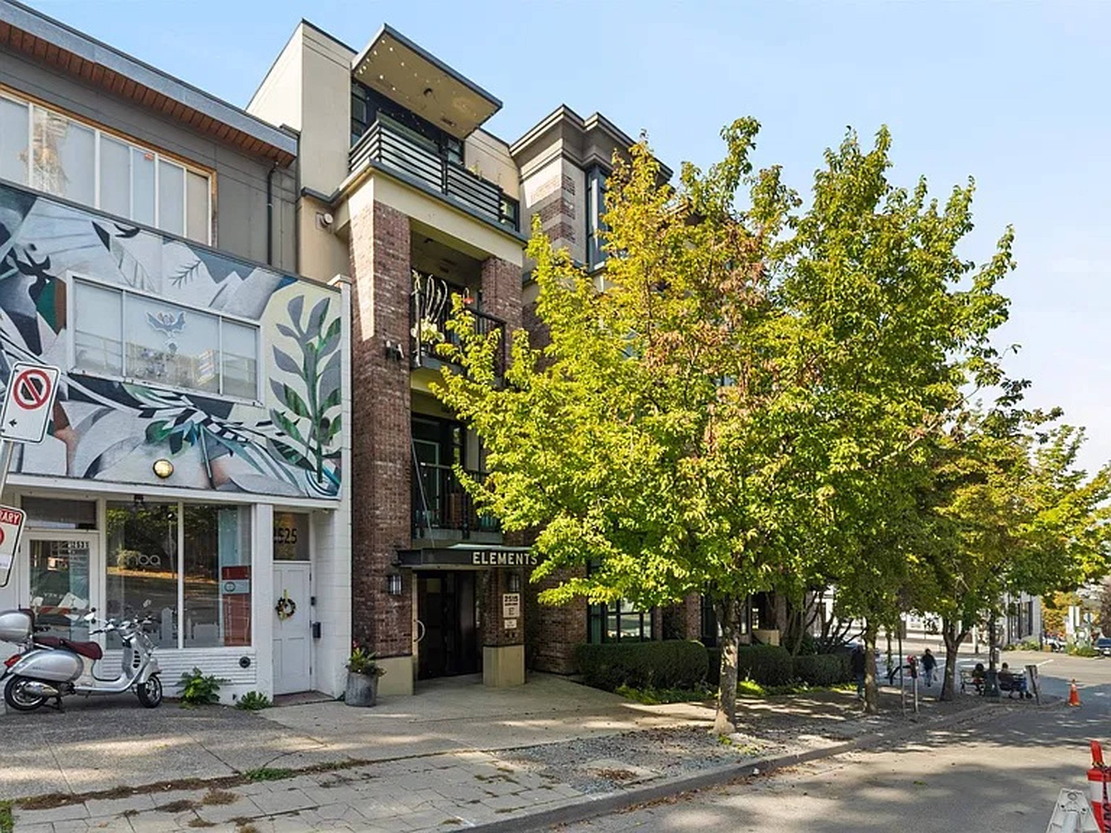 2 ch.  · 2 s. de bains for rent $2,100 / mois