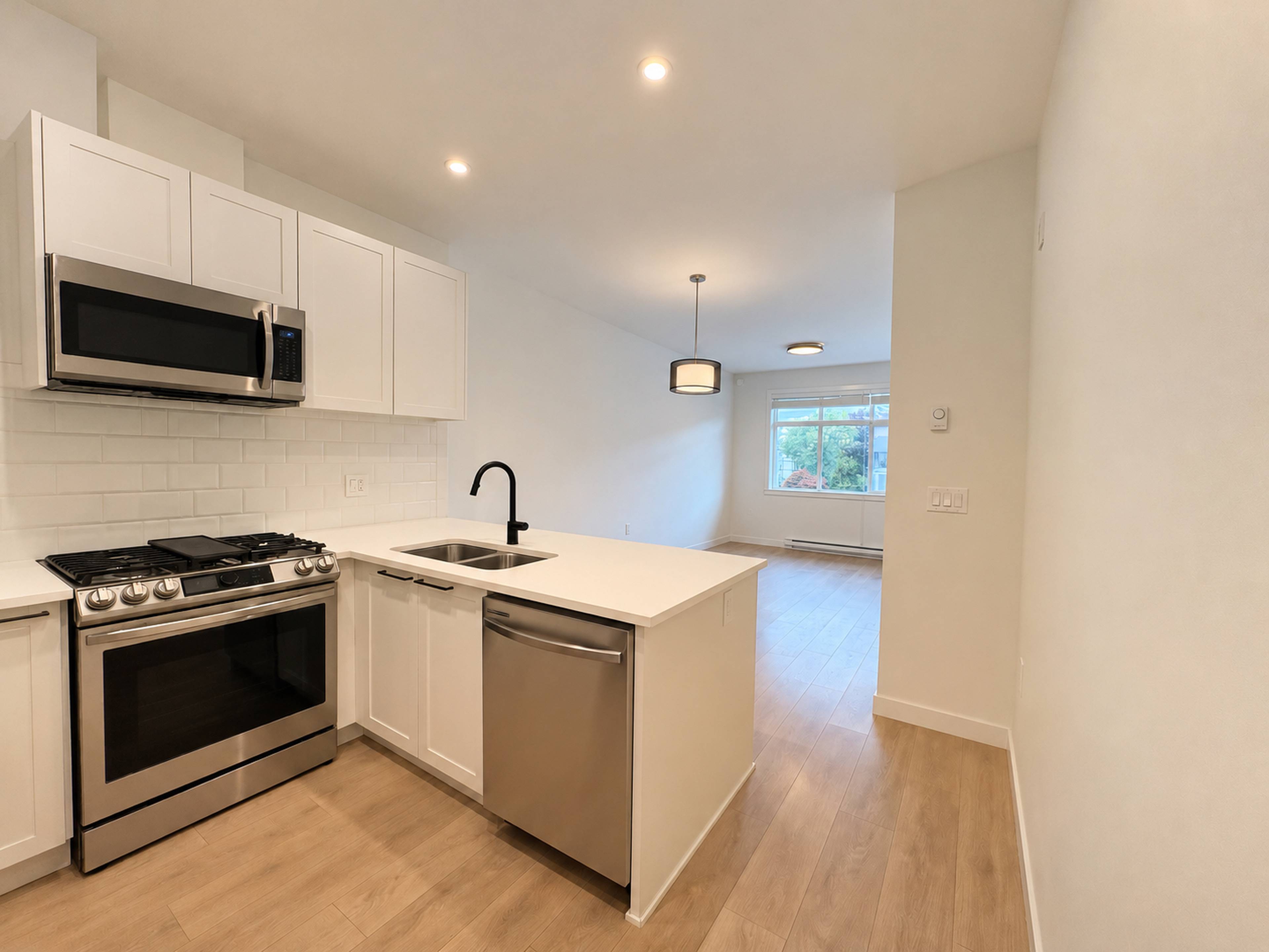 2 ch.  · 1 s. de bains for rent $2,075 / mois