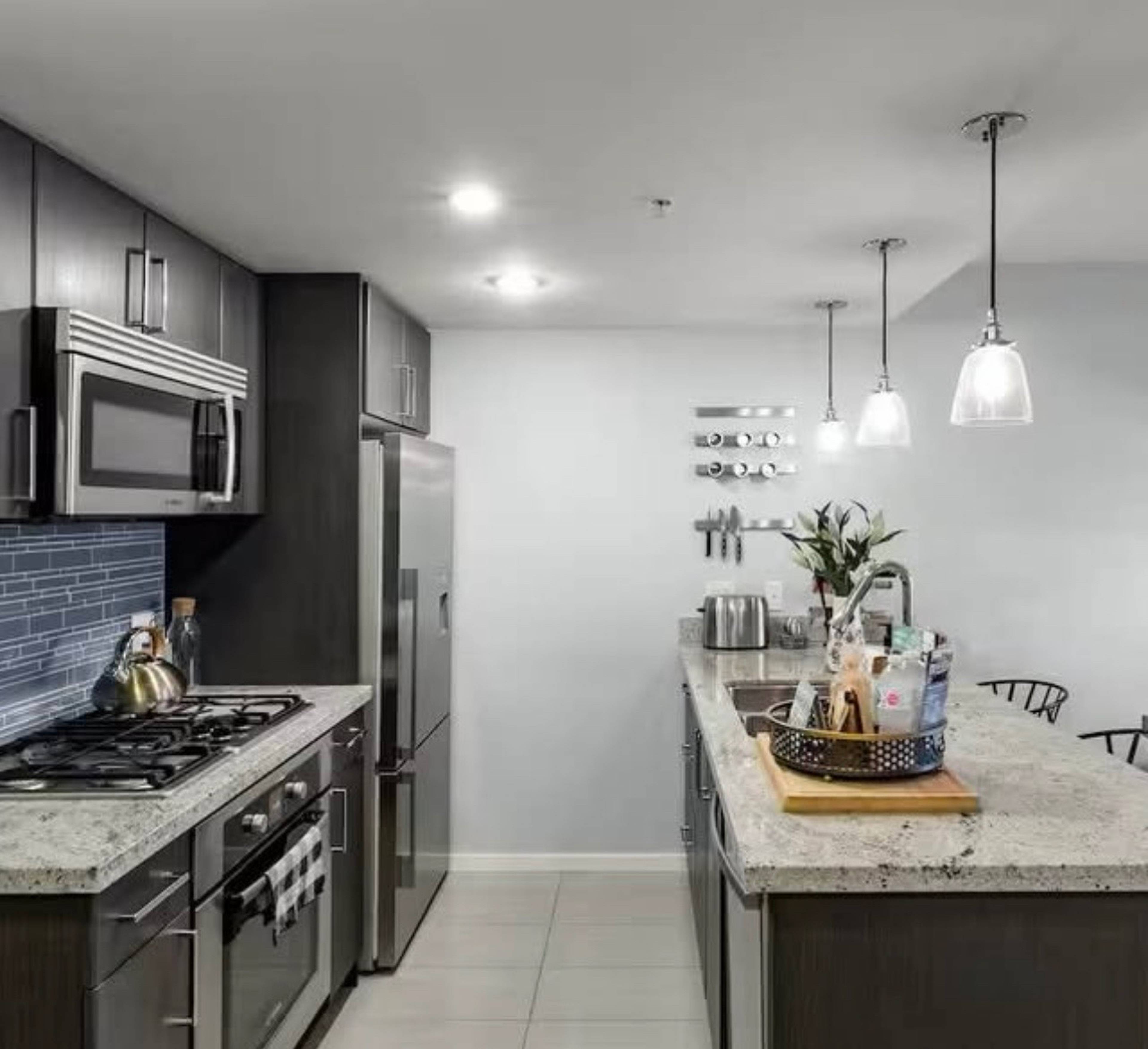 1 ch.  · 1 s. de bains for rent $3,000 / mois