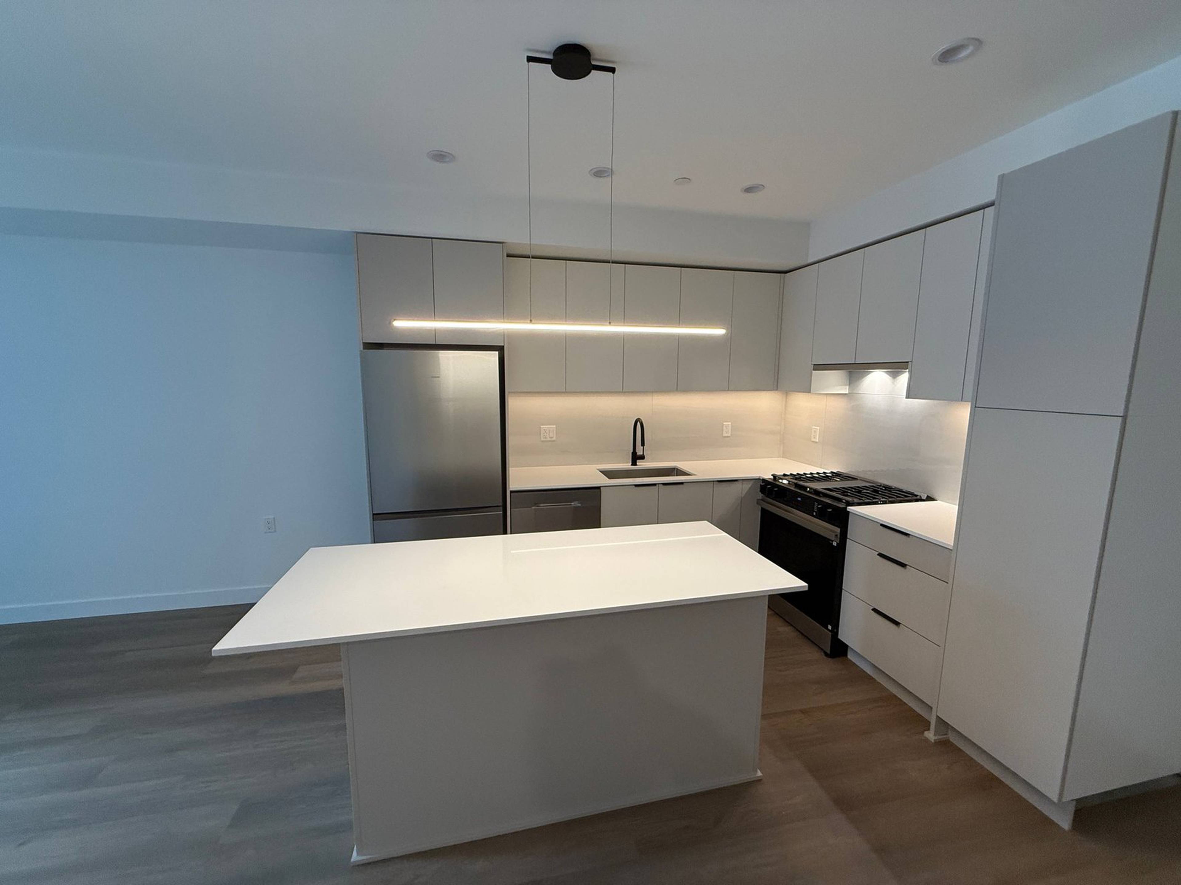1 ch.  · 1 s. de bains for rent $2,050 / mois