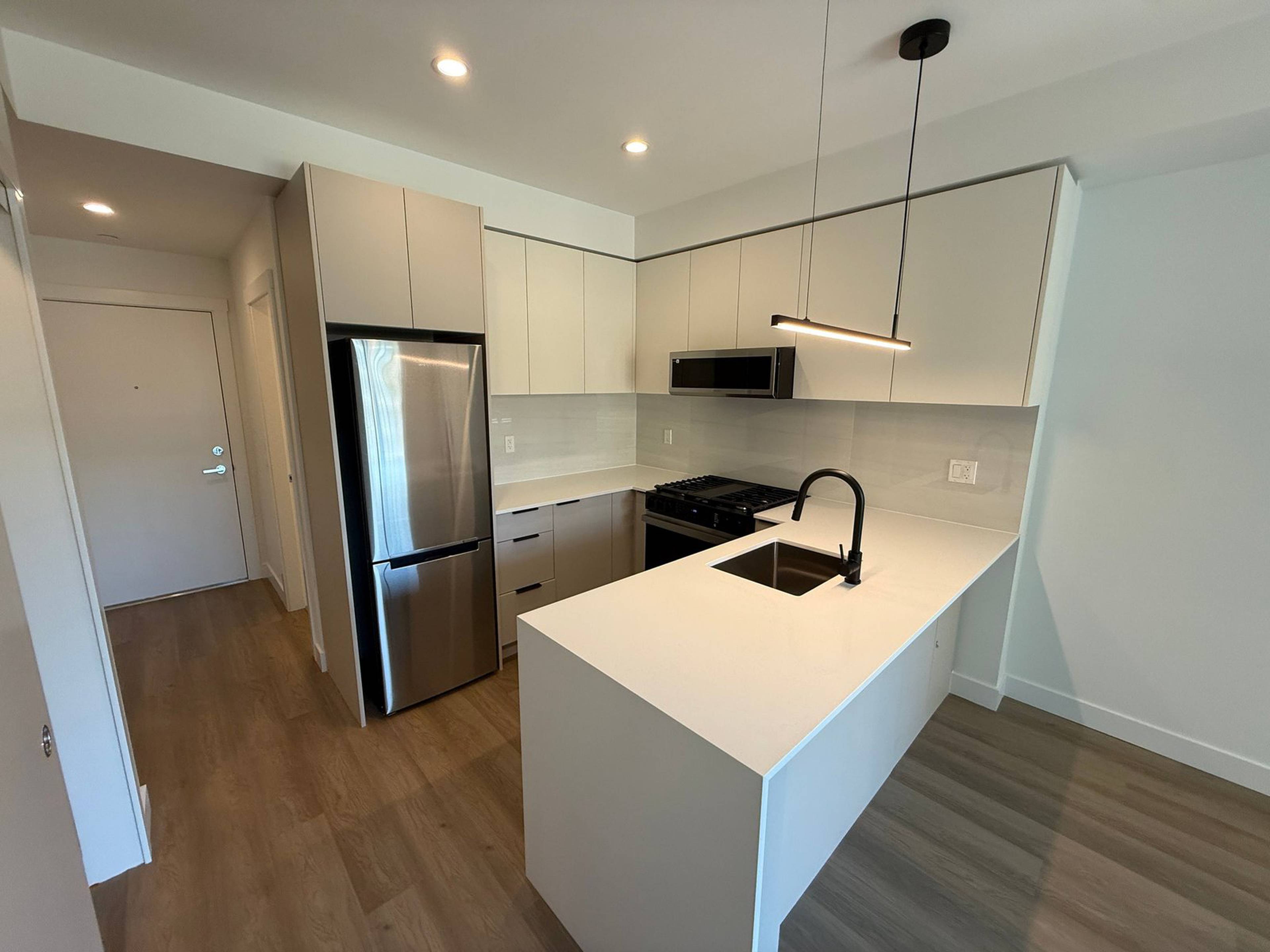 1 ch.  · 1 s. de bains for rent $1,750 / mois