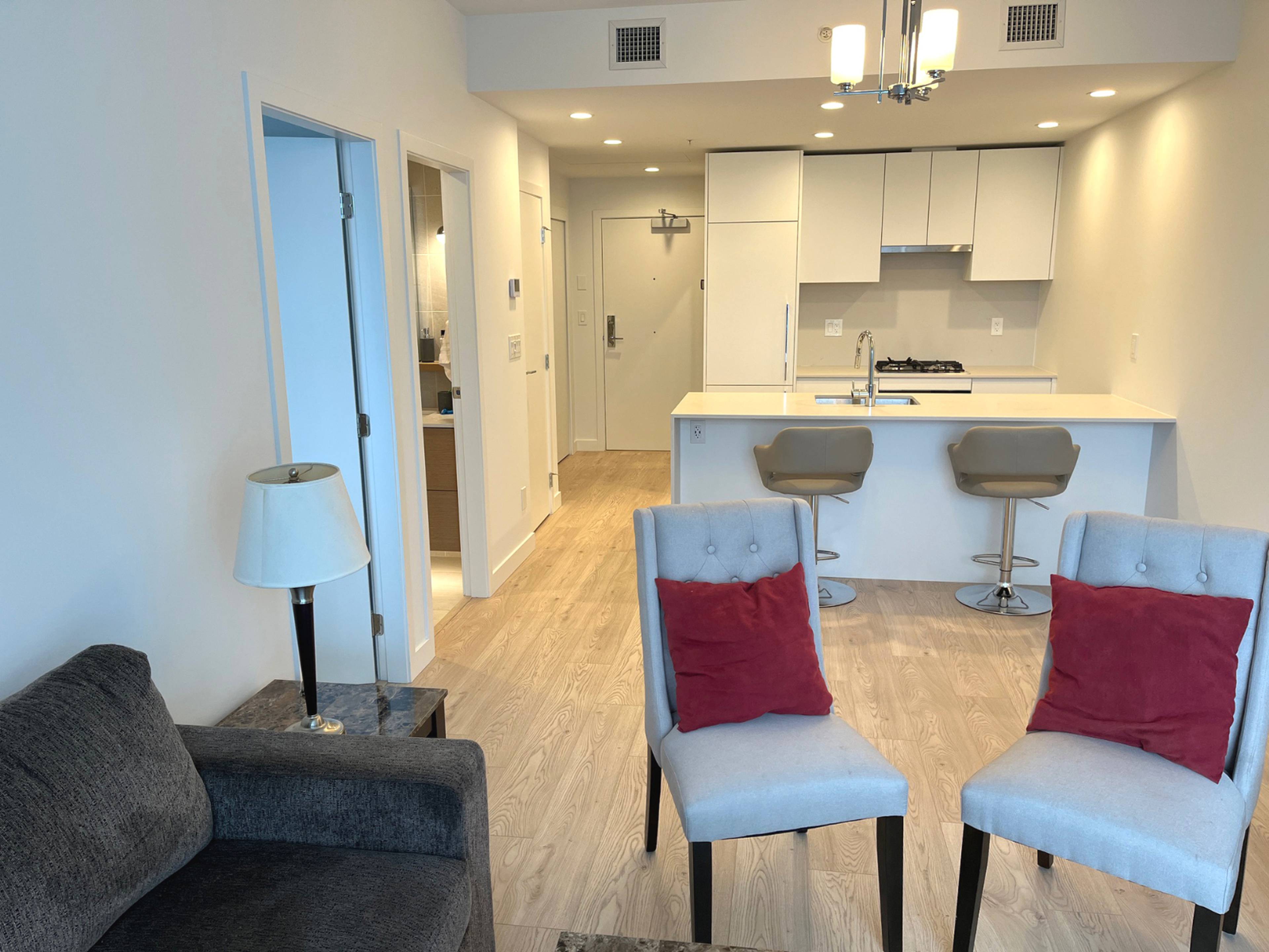 1 ch.  · 1 s. de bains for rent $2,400 / mois