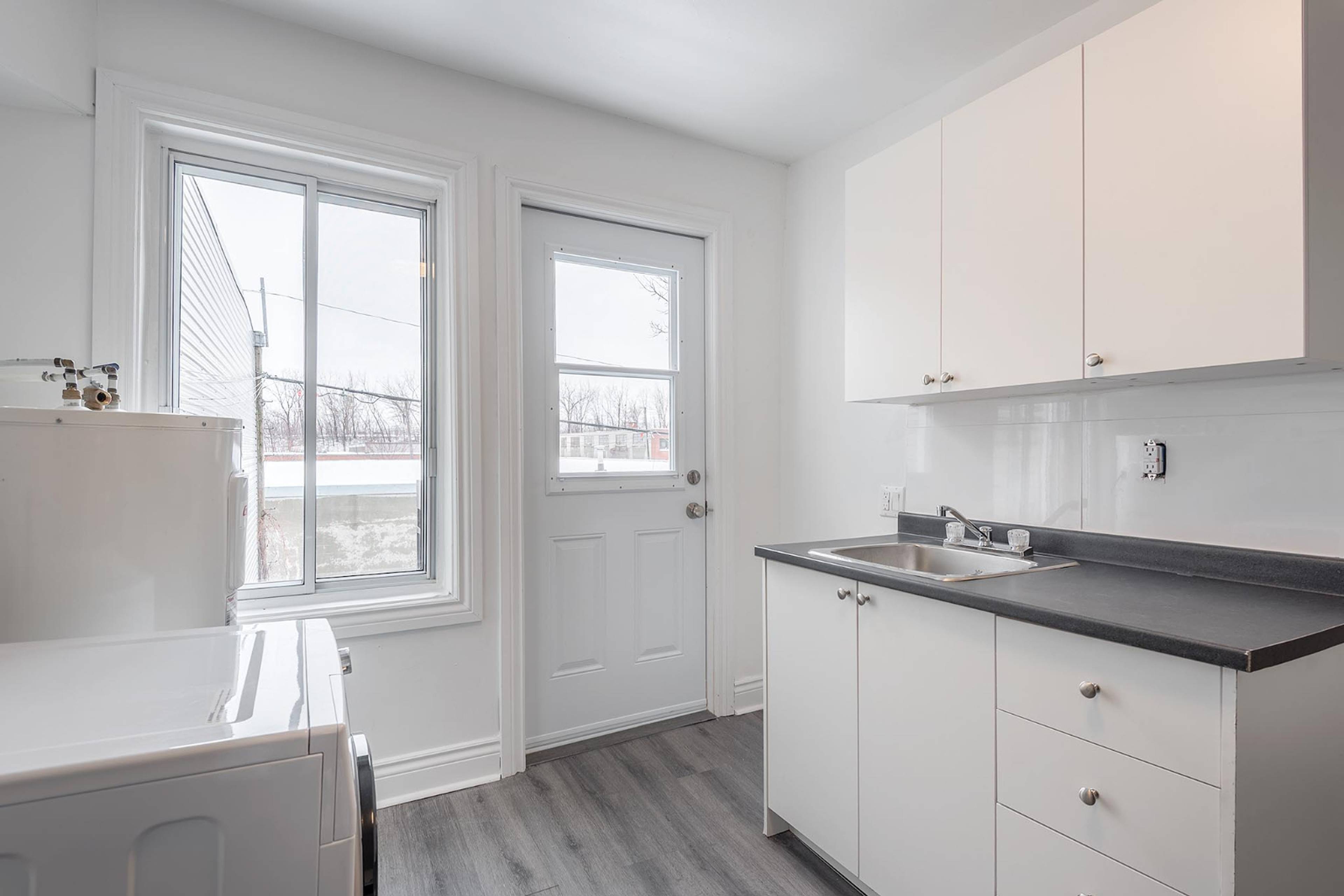 1 ch.  · 1 s. de bains for rent $1,095 / mois
