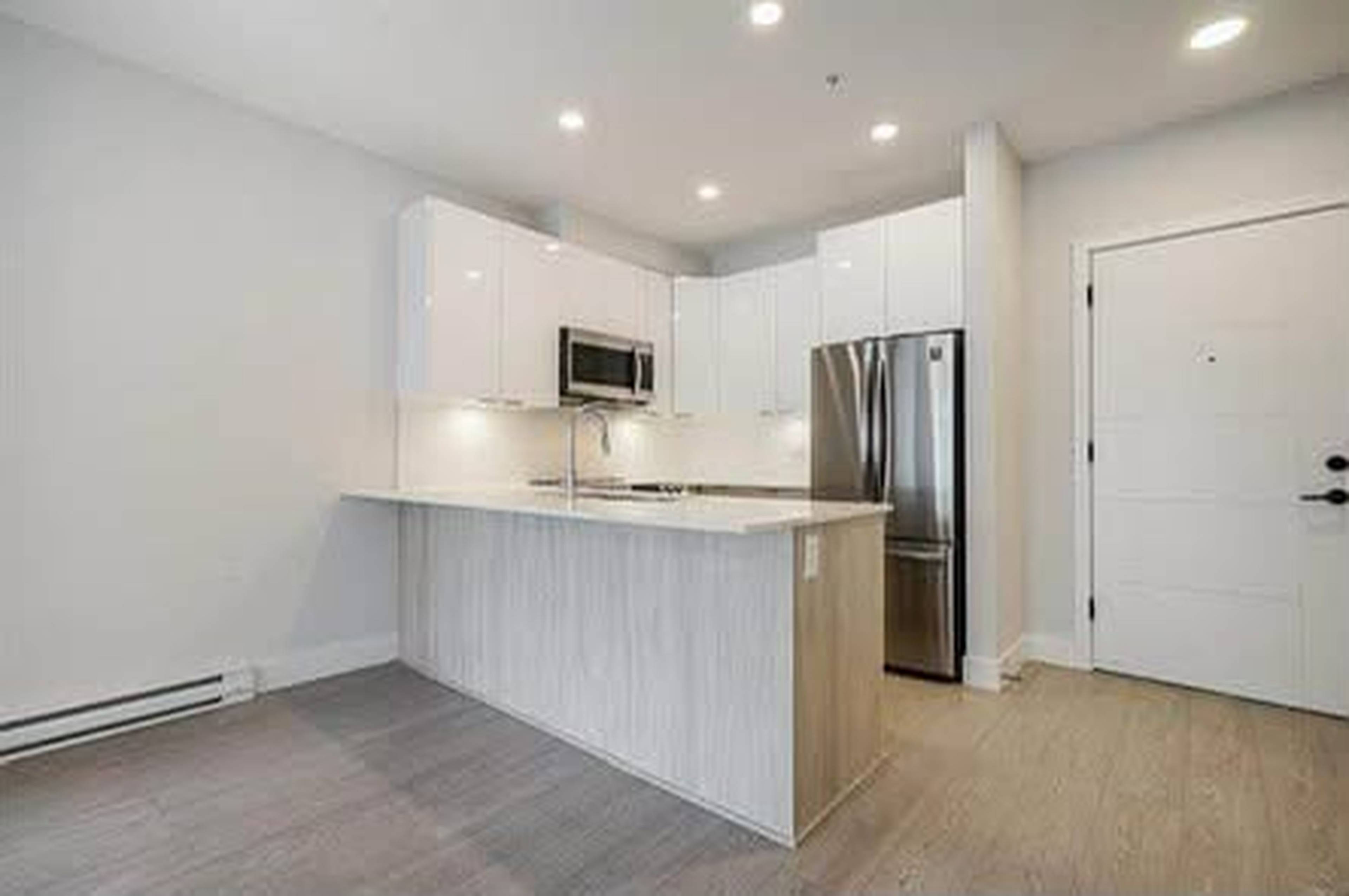 2 ch.  · 2 s. de bains for rent $2,300 / mois