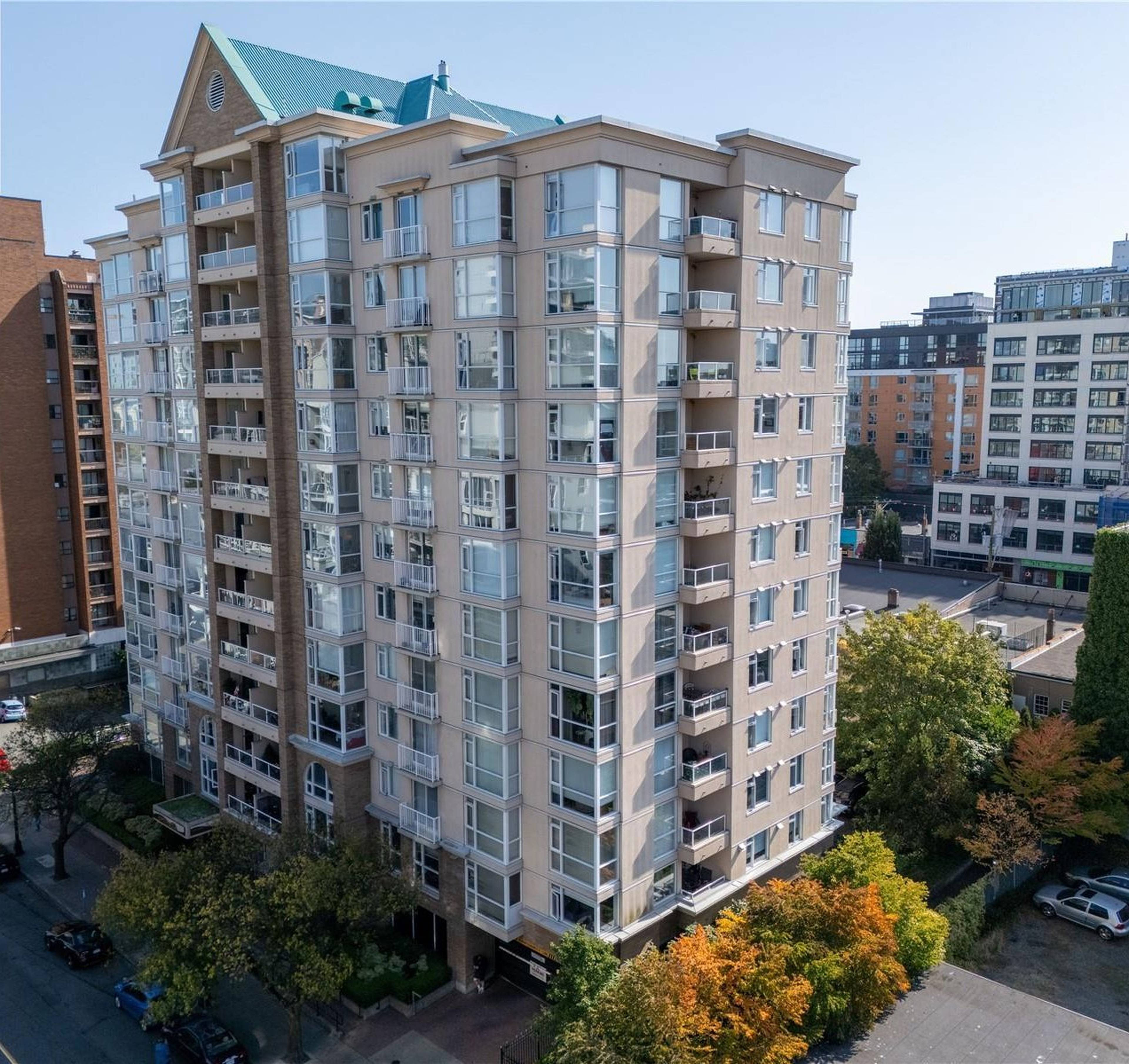 1 ch.  · 1 s. de bains for rent $2,500 / mois