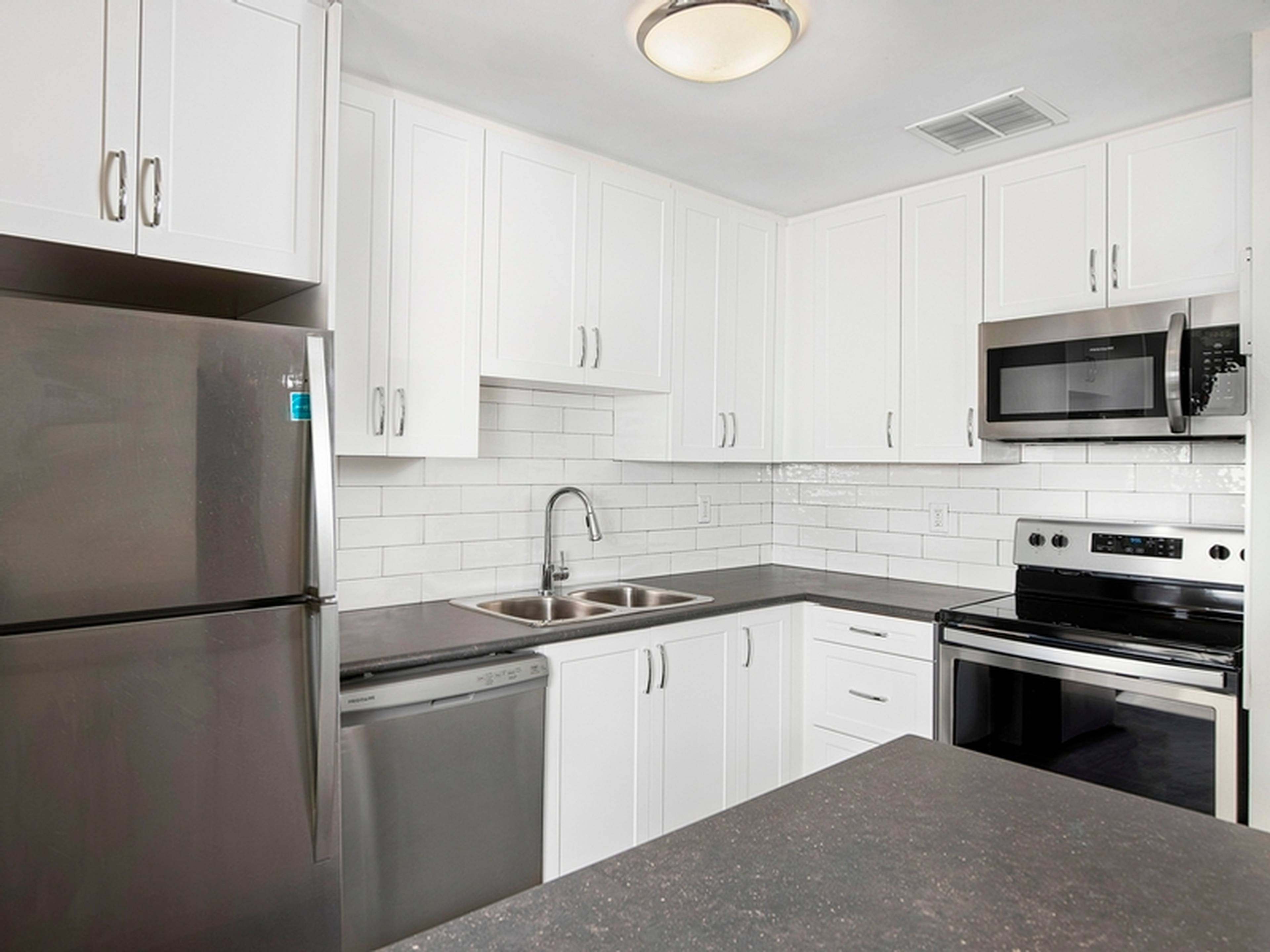 1 Bed, 1 Bath 380 Gibb St., Oshawa, ON 1 室 公寓 出租 liv.rent