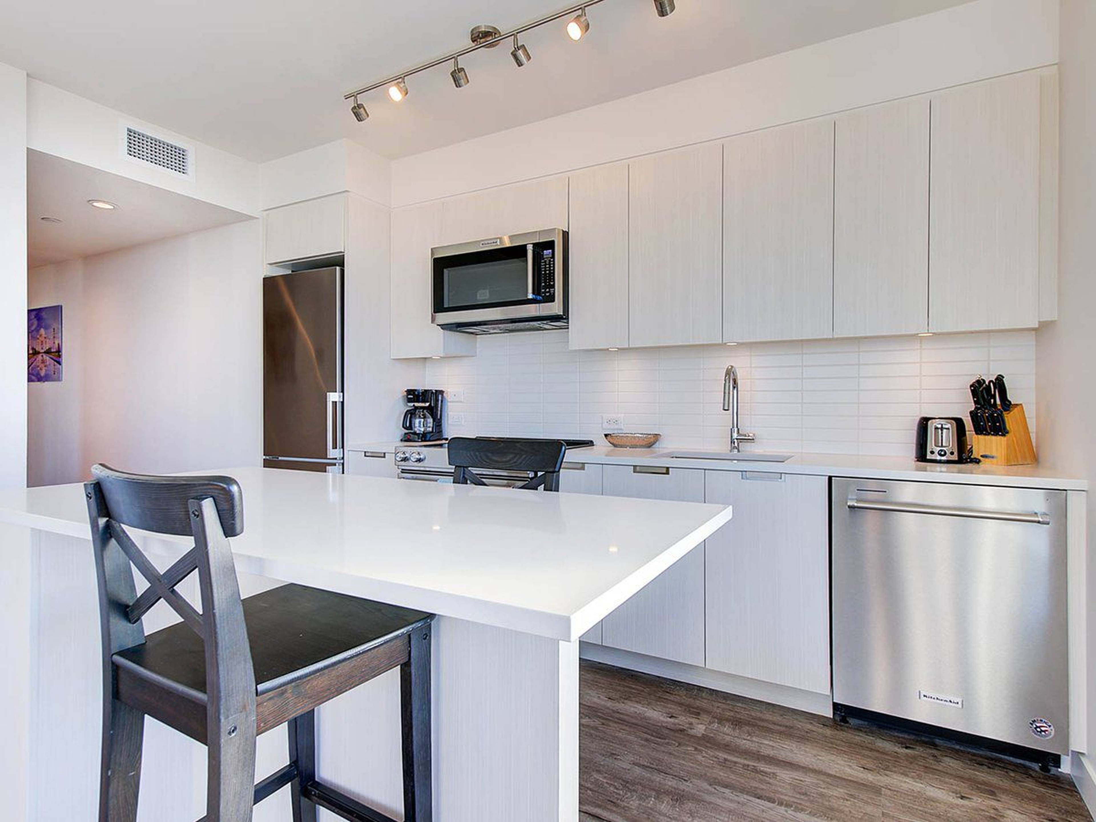2 Bedrooms 4733 Hazel St, Burnaby, BC 2 Bedroom Apartment for Rent