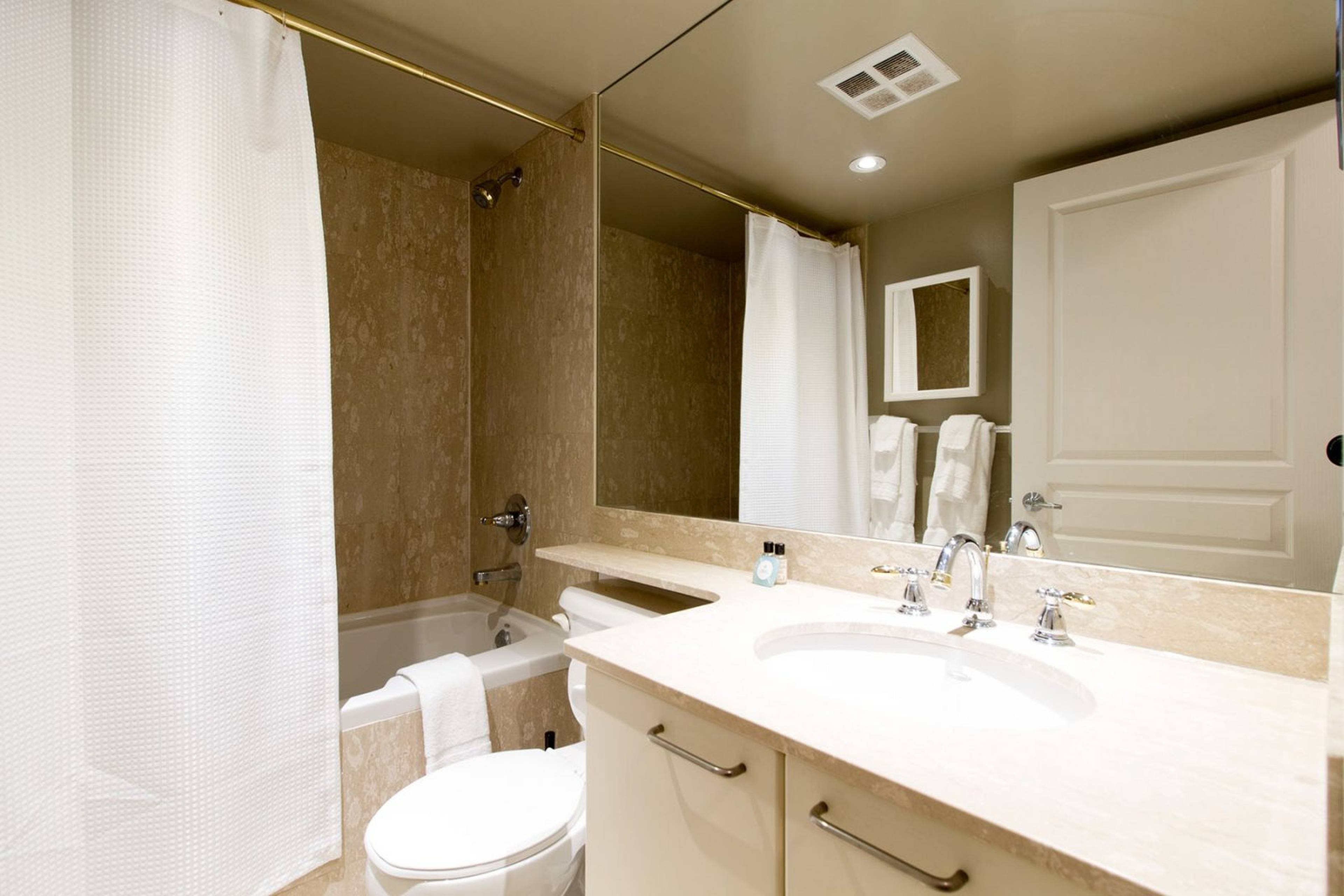 140 Simcoe St 6