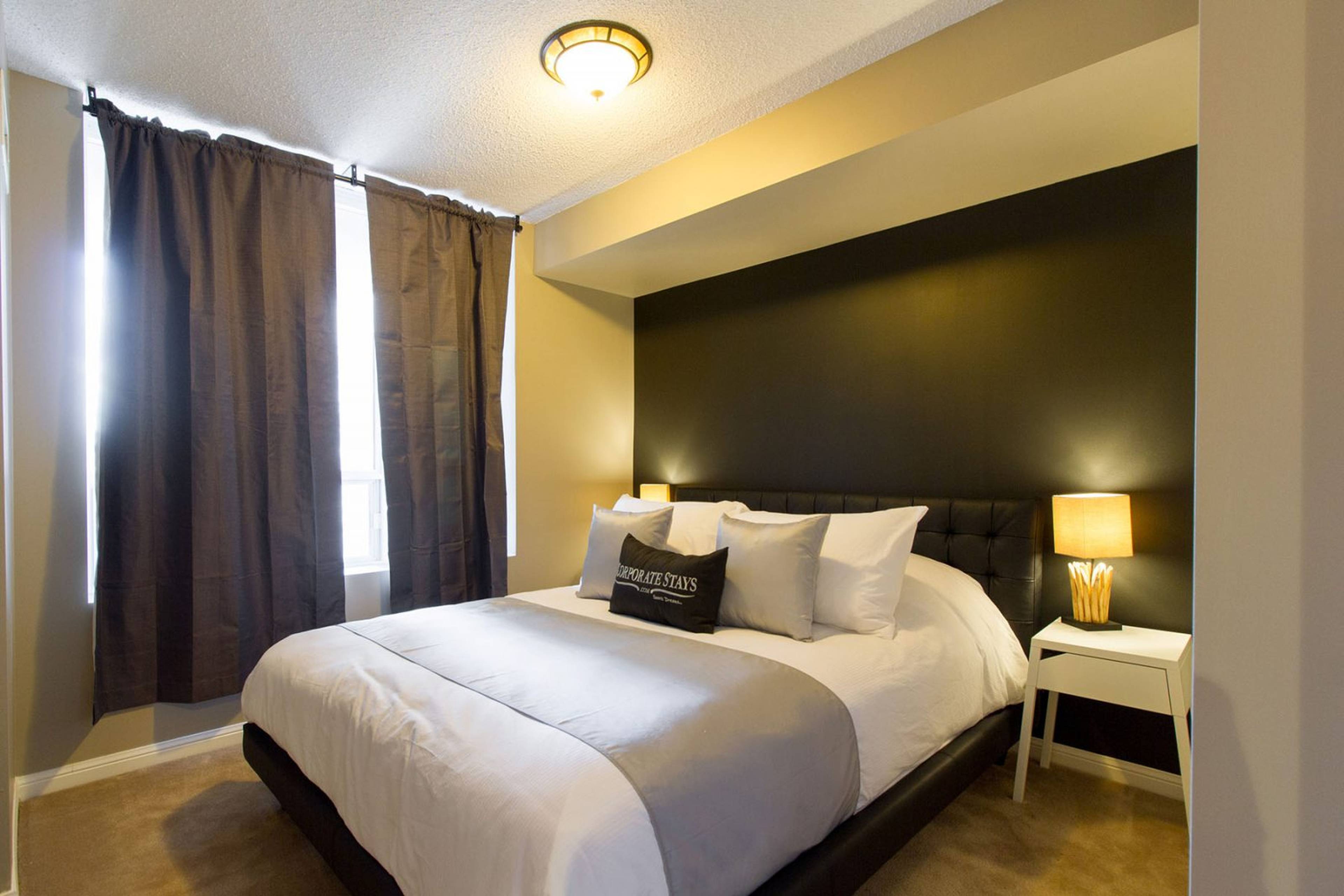 140 Simcoe St 7