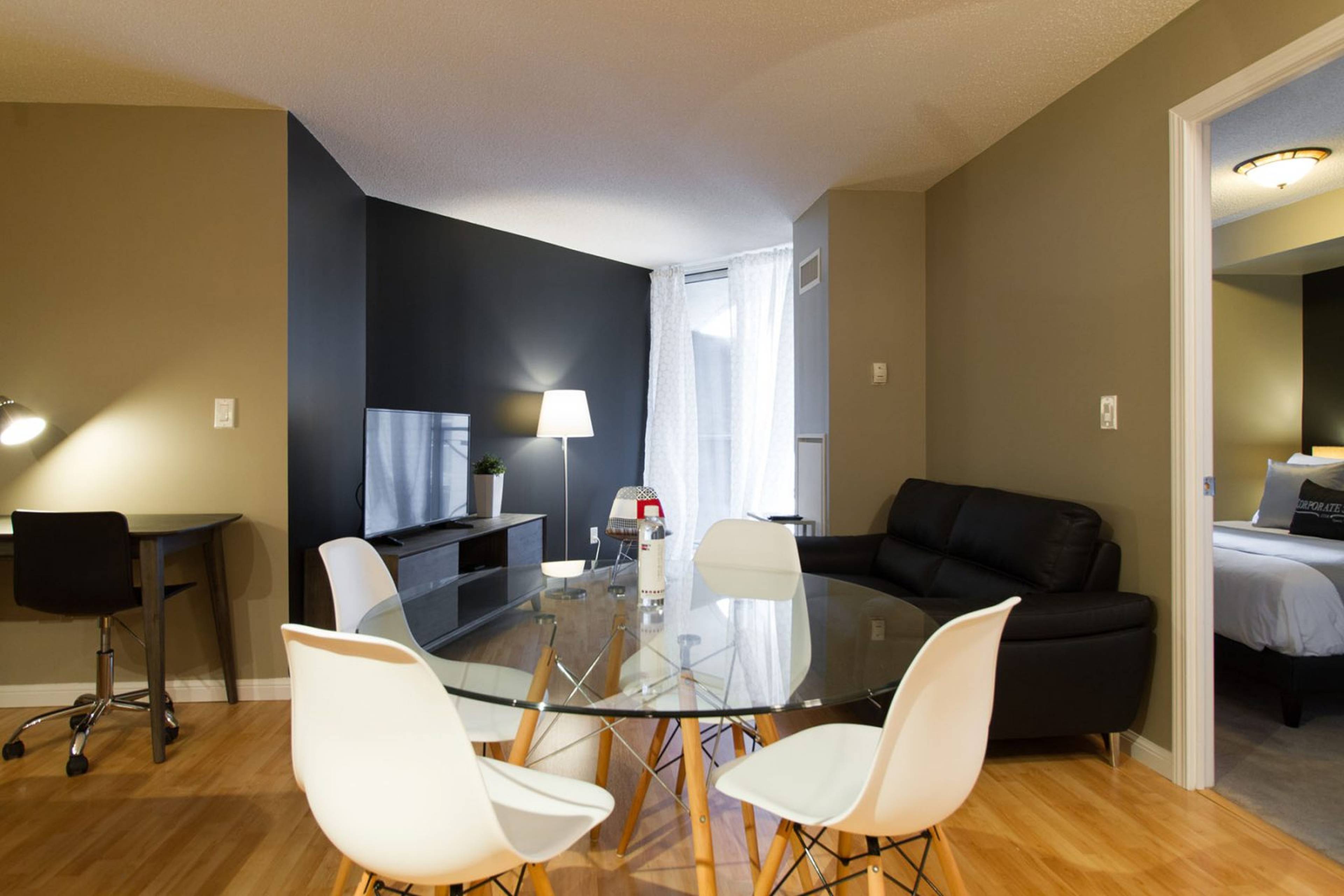 140 Simcoe St 8