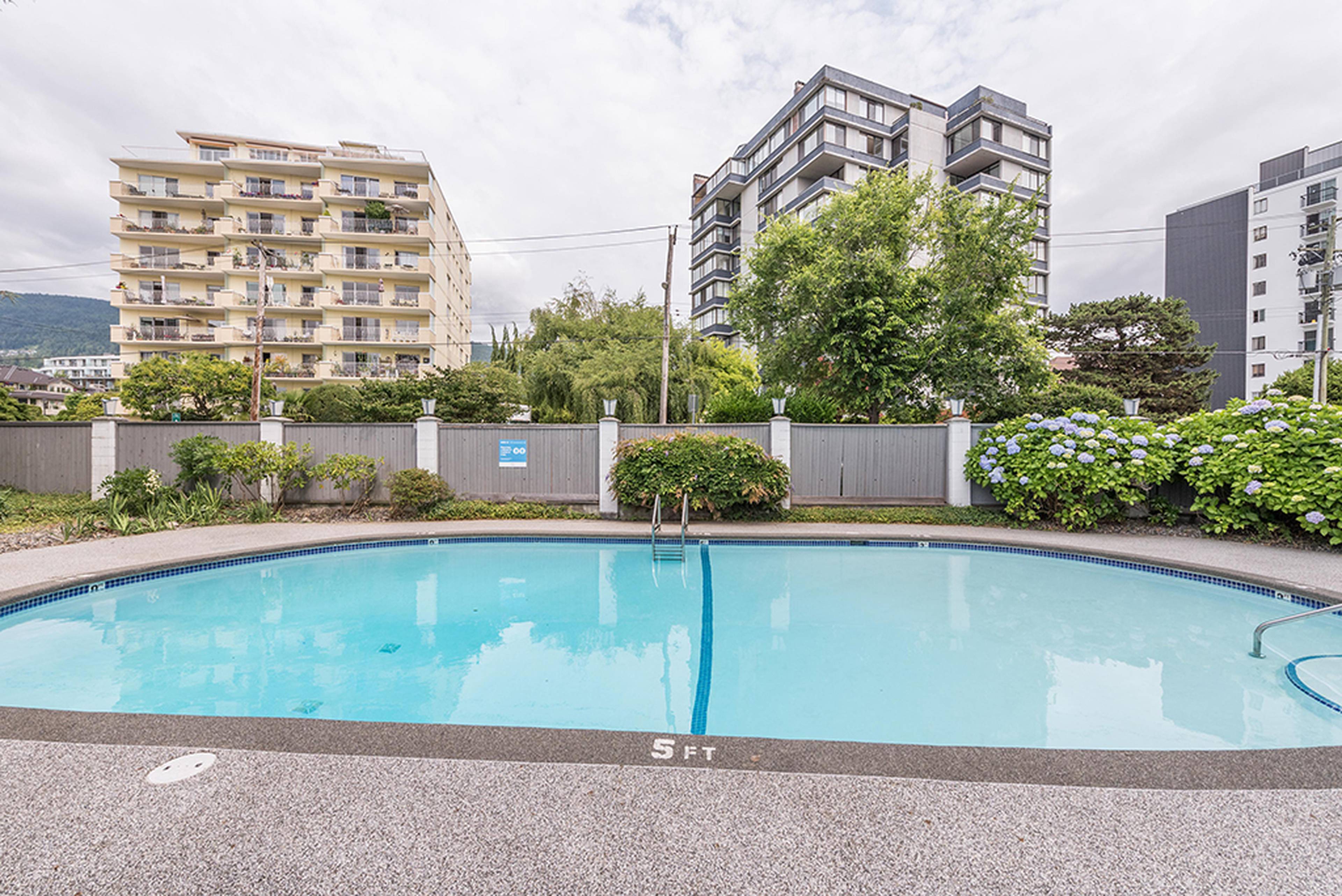 Bachelor 2190 Bellevue Ave, West Vancouver, BC Studio Apartment for