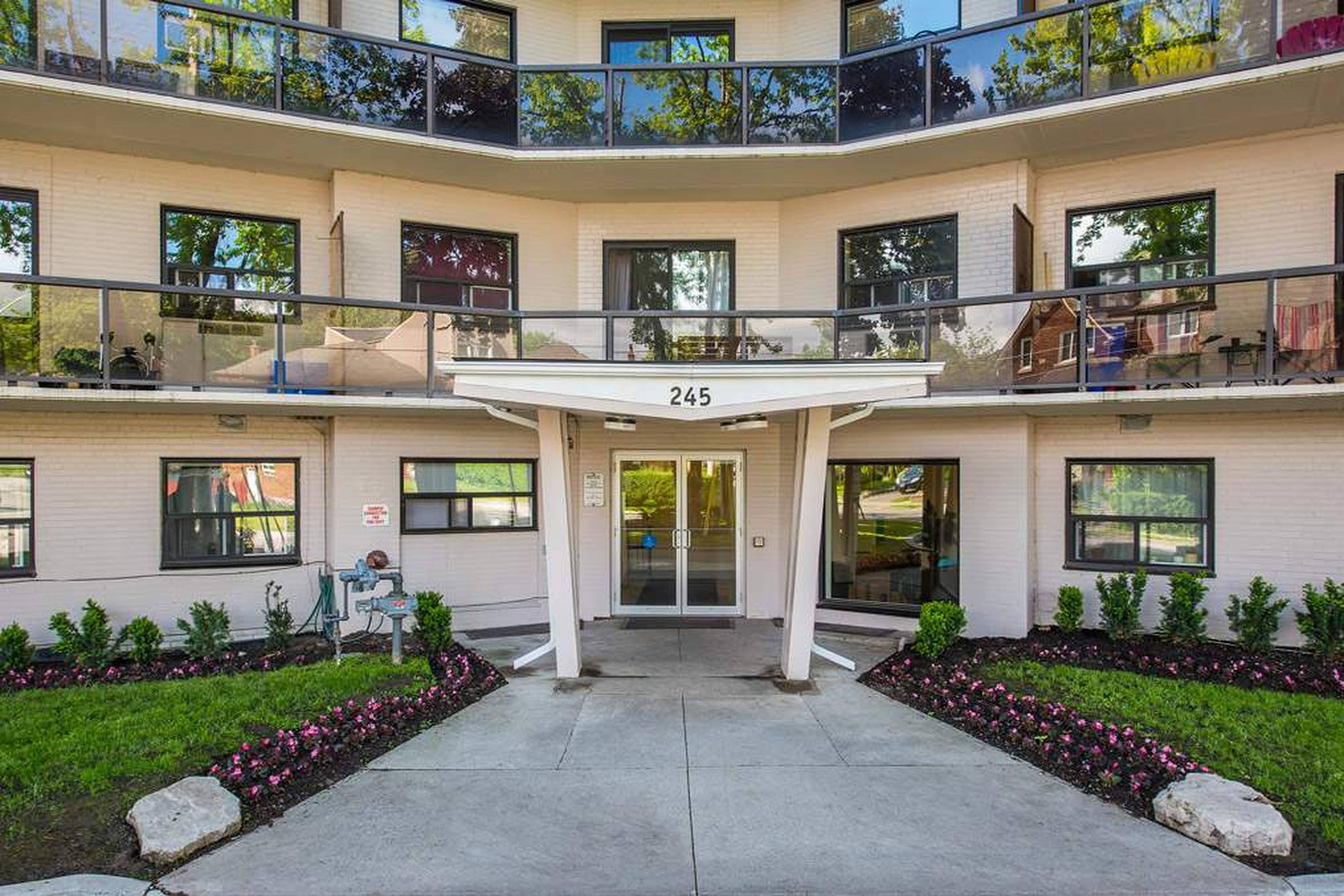 245 Lake Shore Dr, Etobicoke, ON 1 Bedroom Apartment for Rent liv.rent