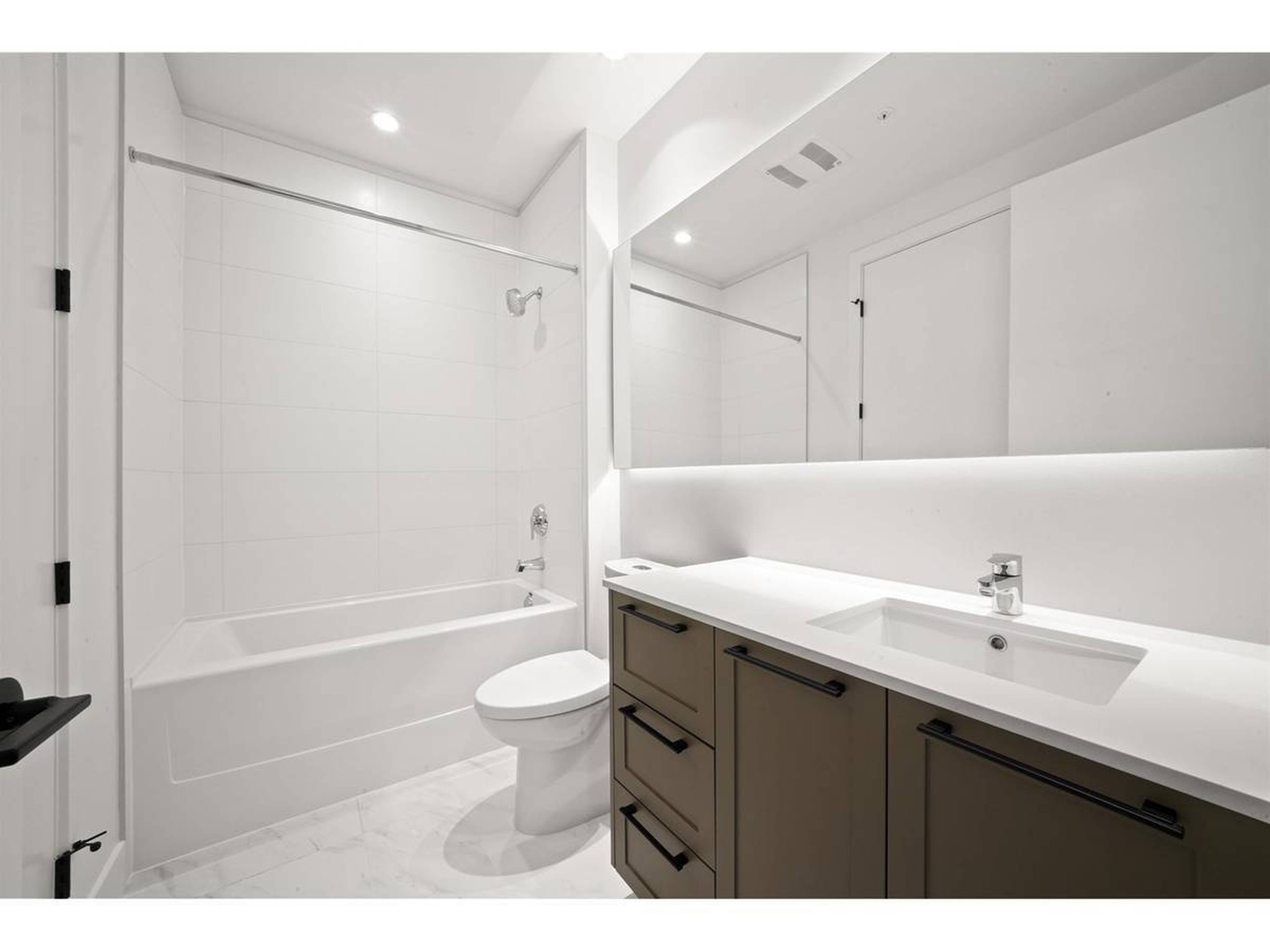 13555 Gateway Dr, Surrey, BC 1 Bedroom Apartment for Rent liv.rent