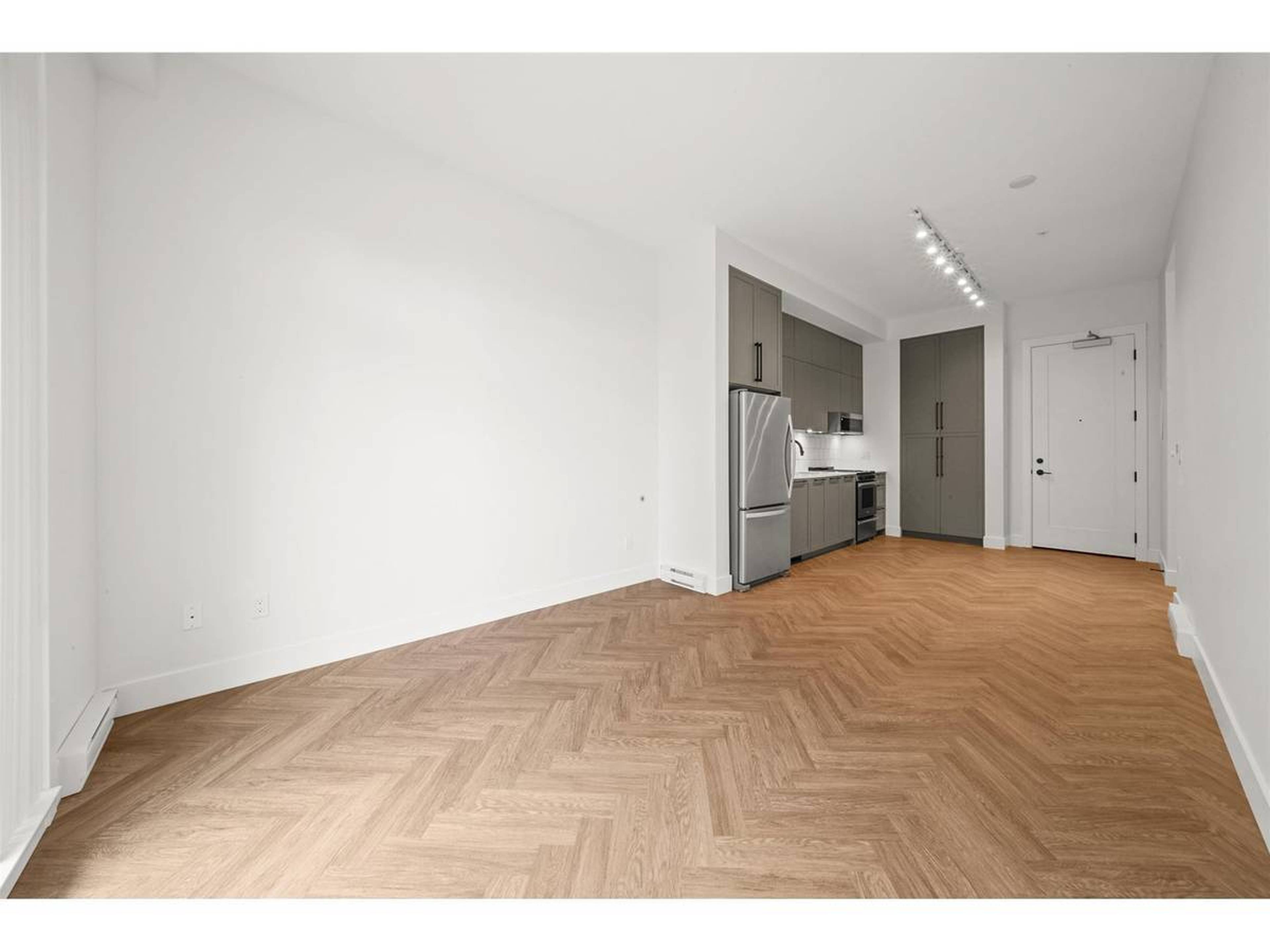 13555 Gateway Dr, Surrey, BC 1 Bedroom Apartment for Rent liv.rent