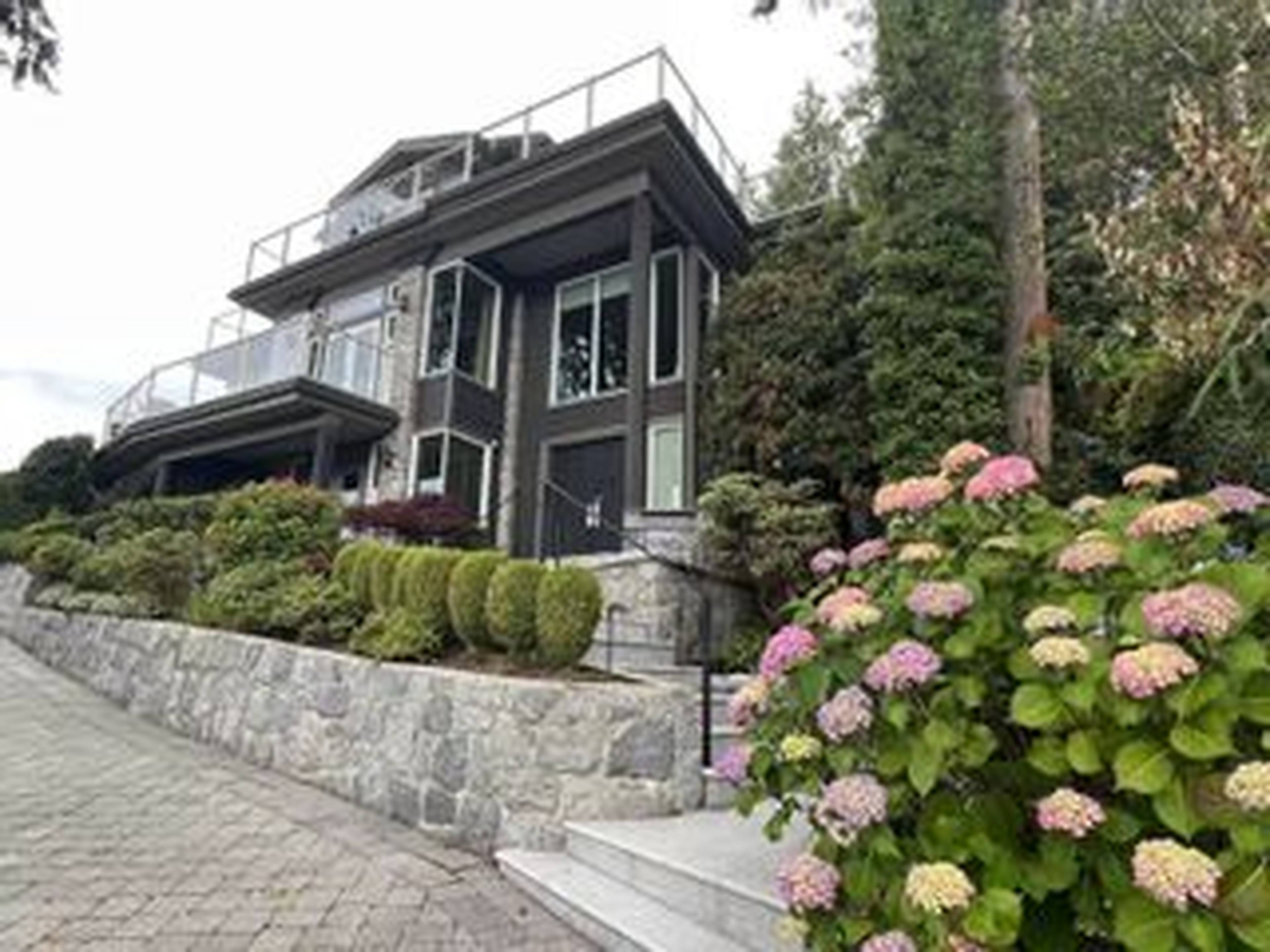 Marine Dr, West Vancouver, BC 6 Bedroom House for Rent liv.rent
