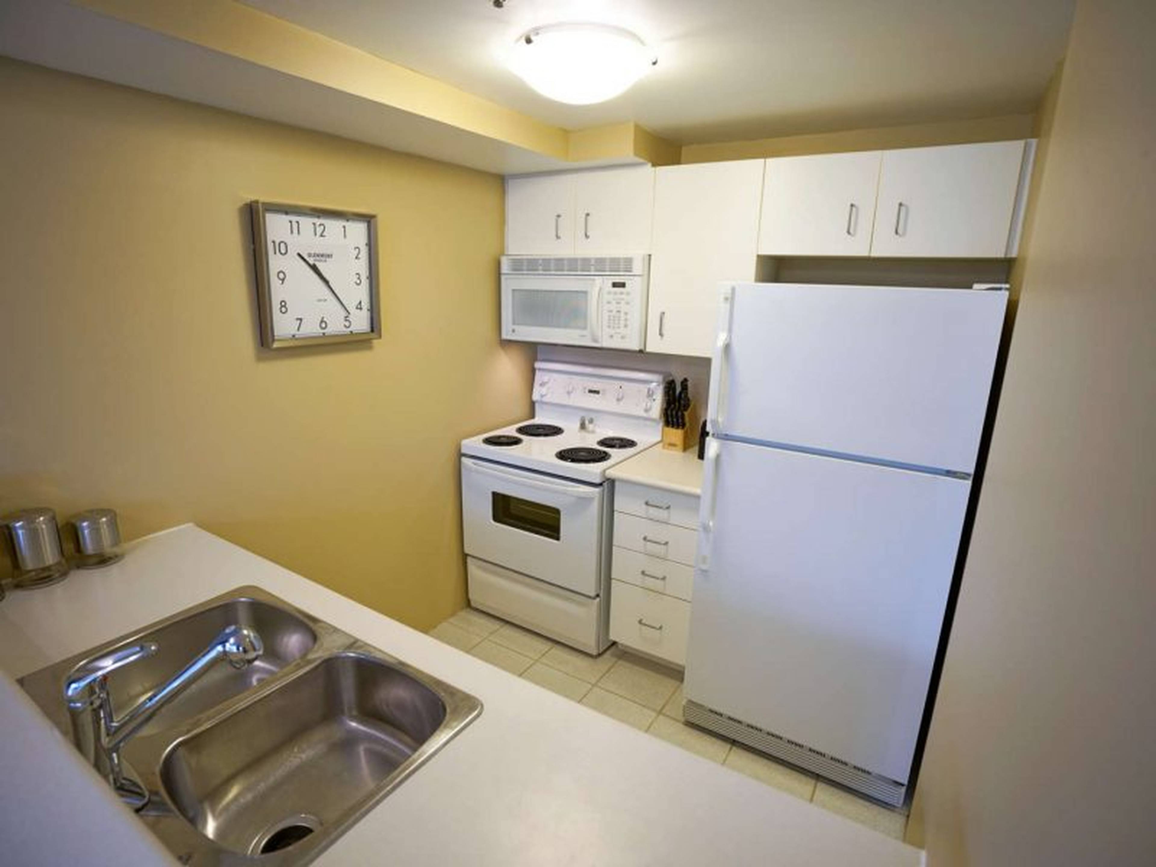 555 Jervis St 6