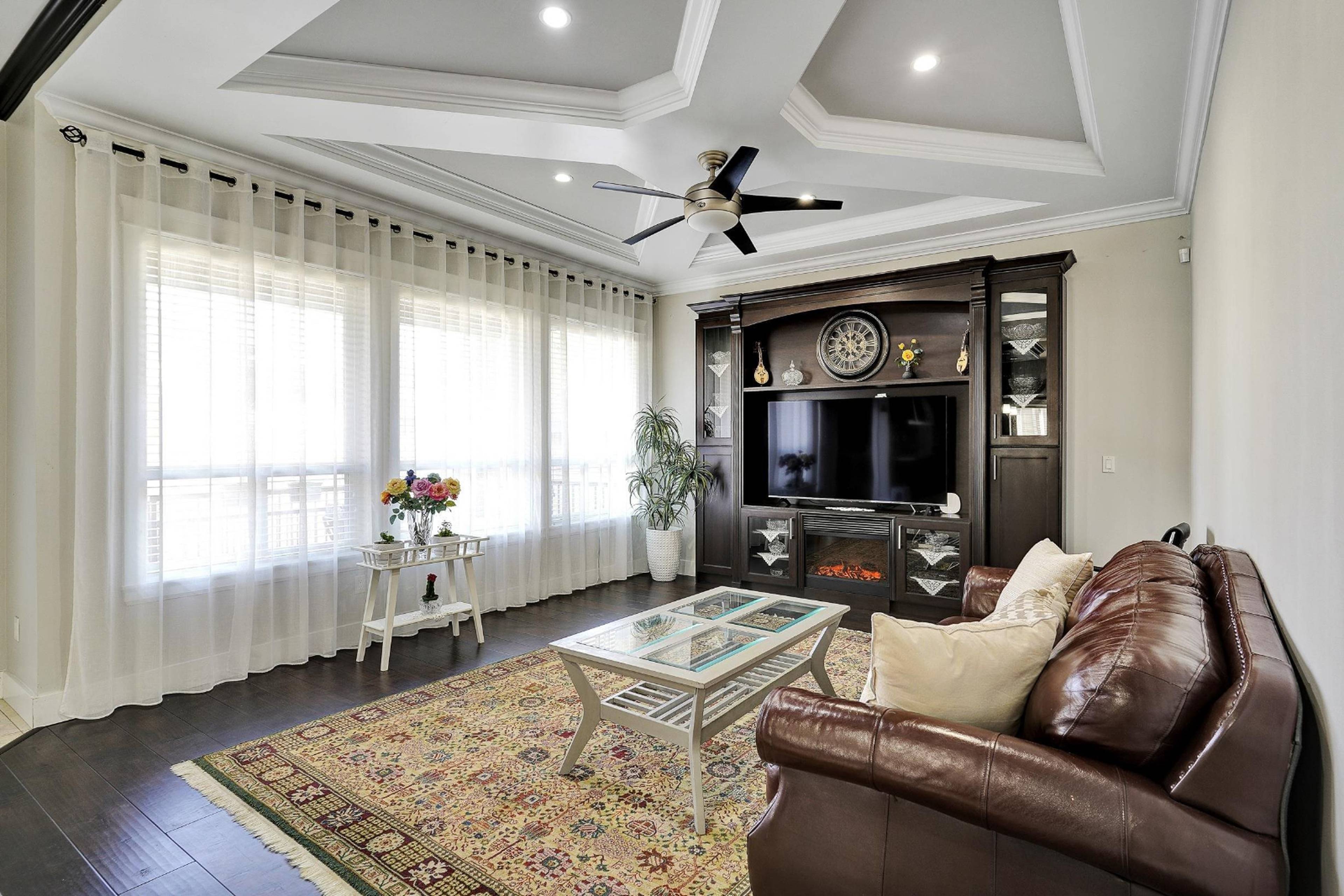 9751 160A St, Surrey, BC 6 Bedroom Room for Rent liv.rent