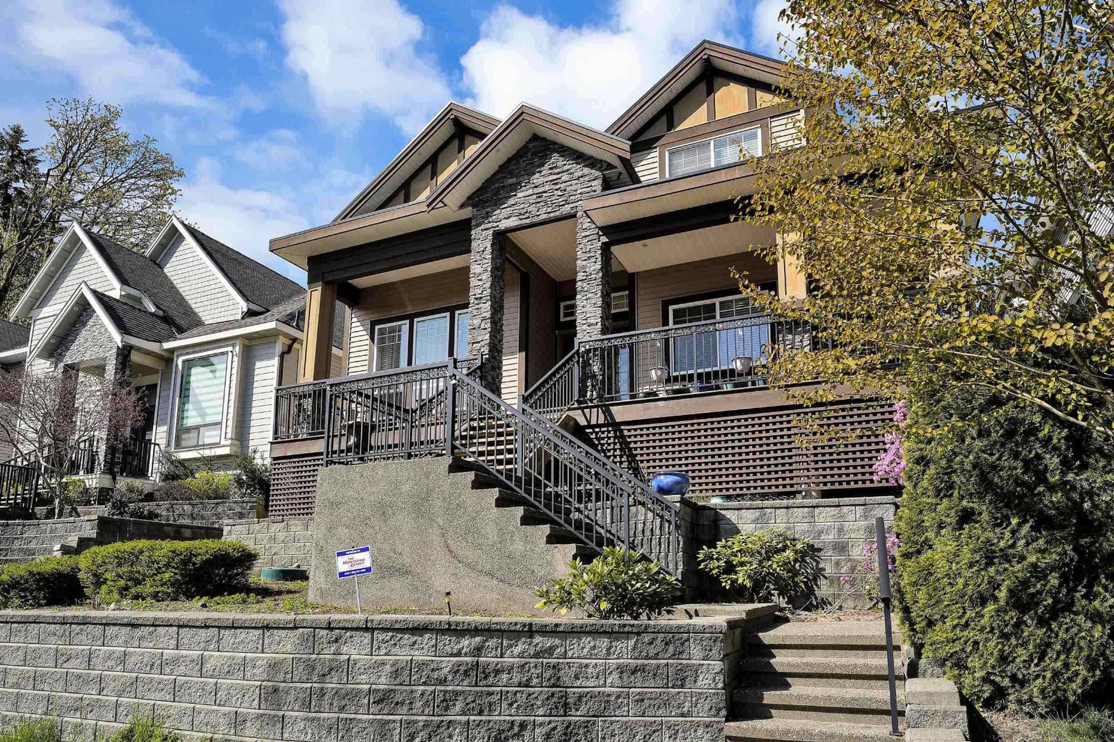 9751 160A St, Surrey, BC 6 Bedroom Room for Rent liv.rent