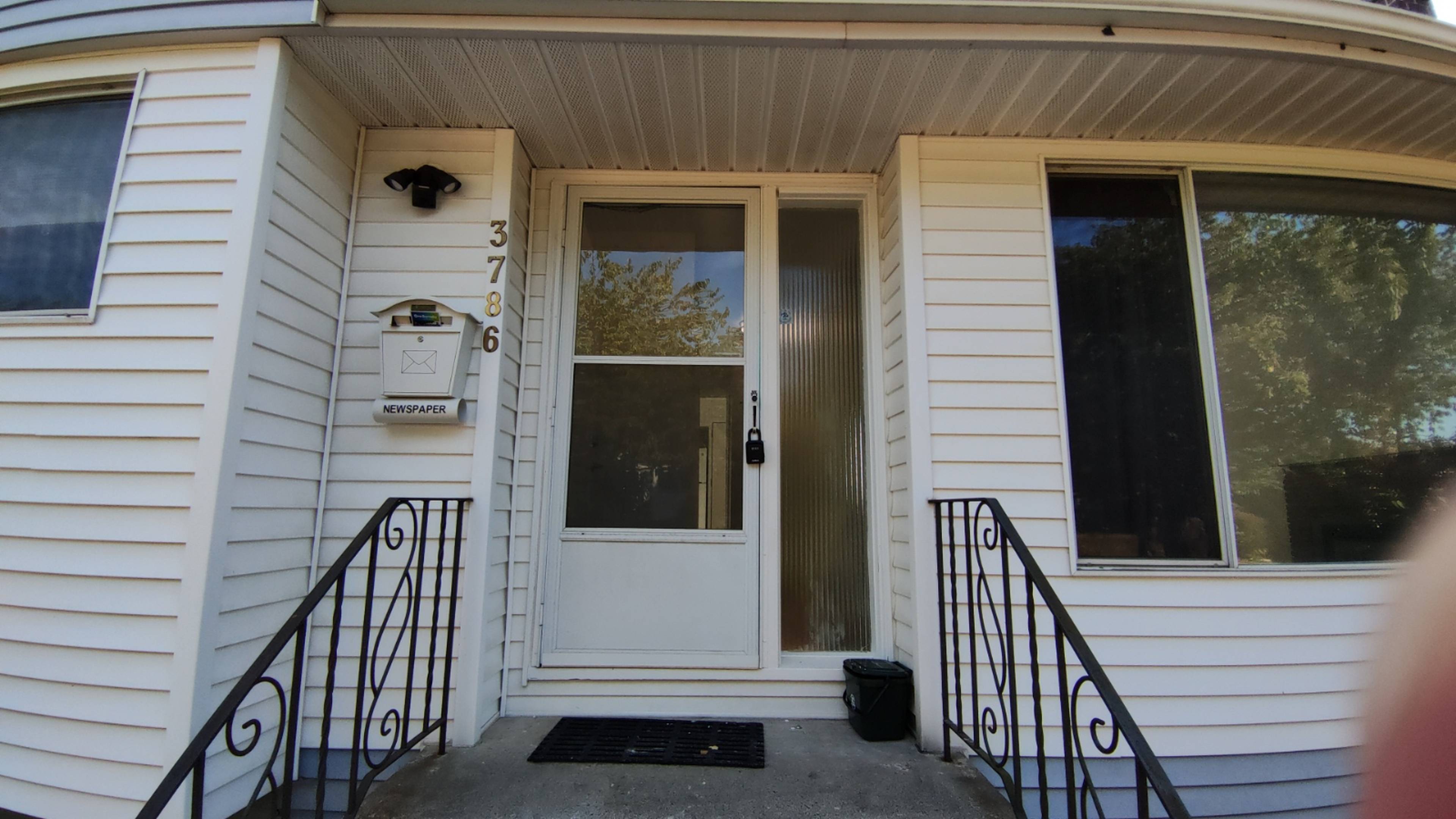 Main Suite 3786 Peter St, Burnaby, BC 3 Bedroom Room for Rent liv