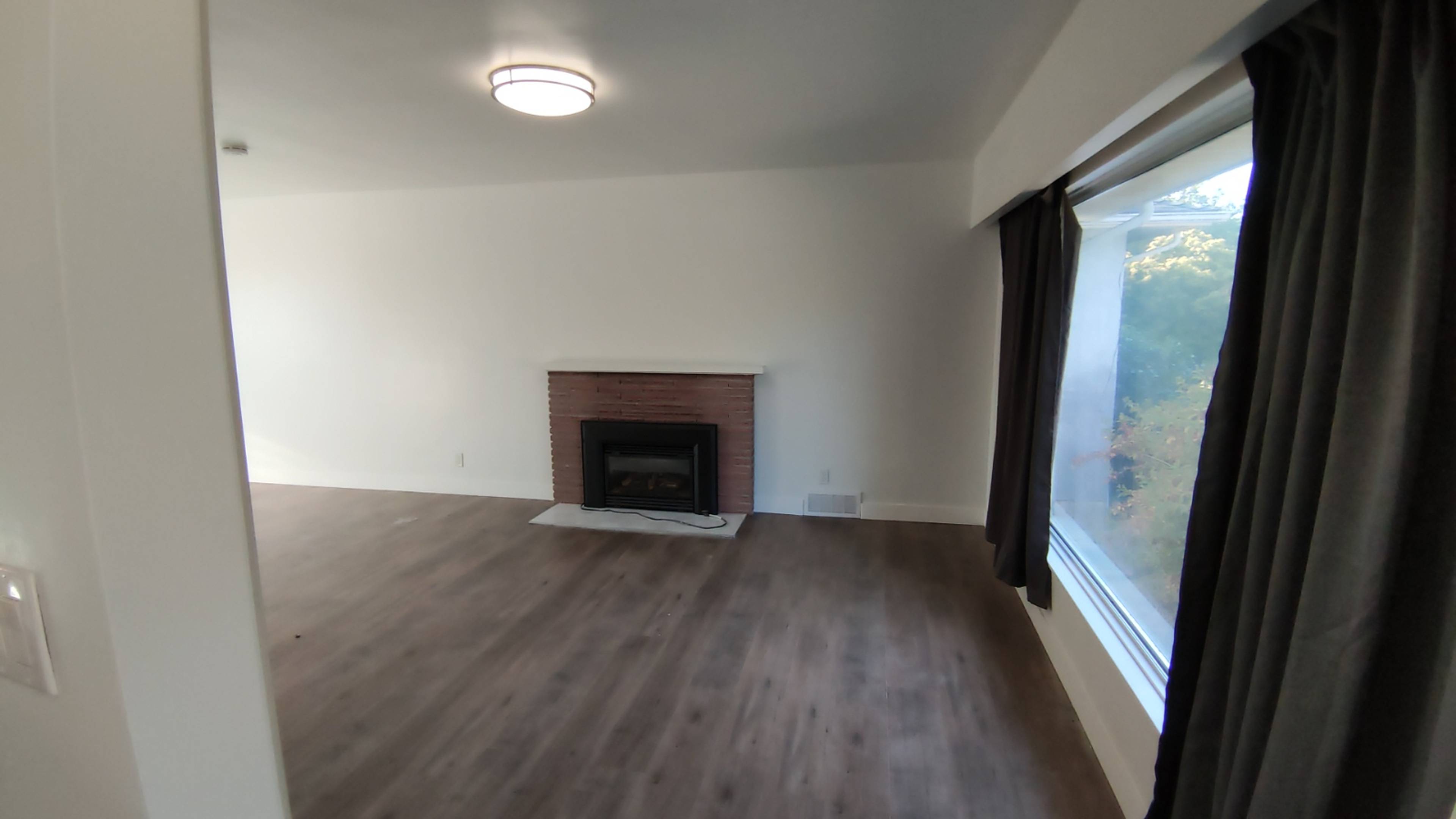 Main Suite 3786 Peter St, Burnaby, BC 3 Bedroom Room for Rent liv