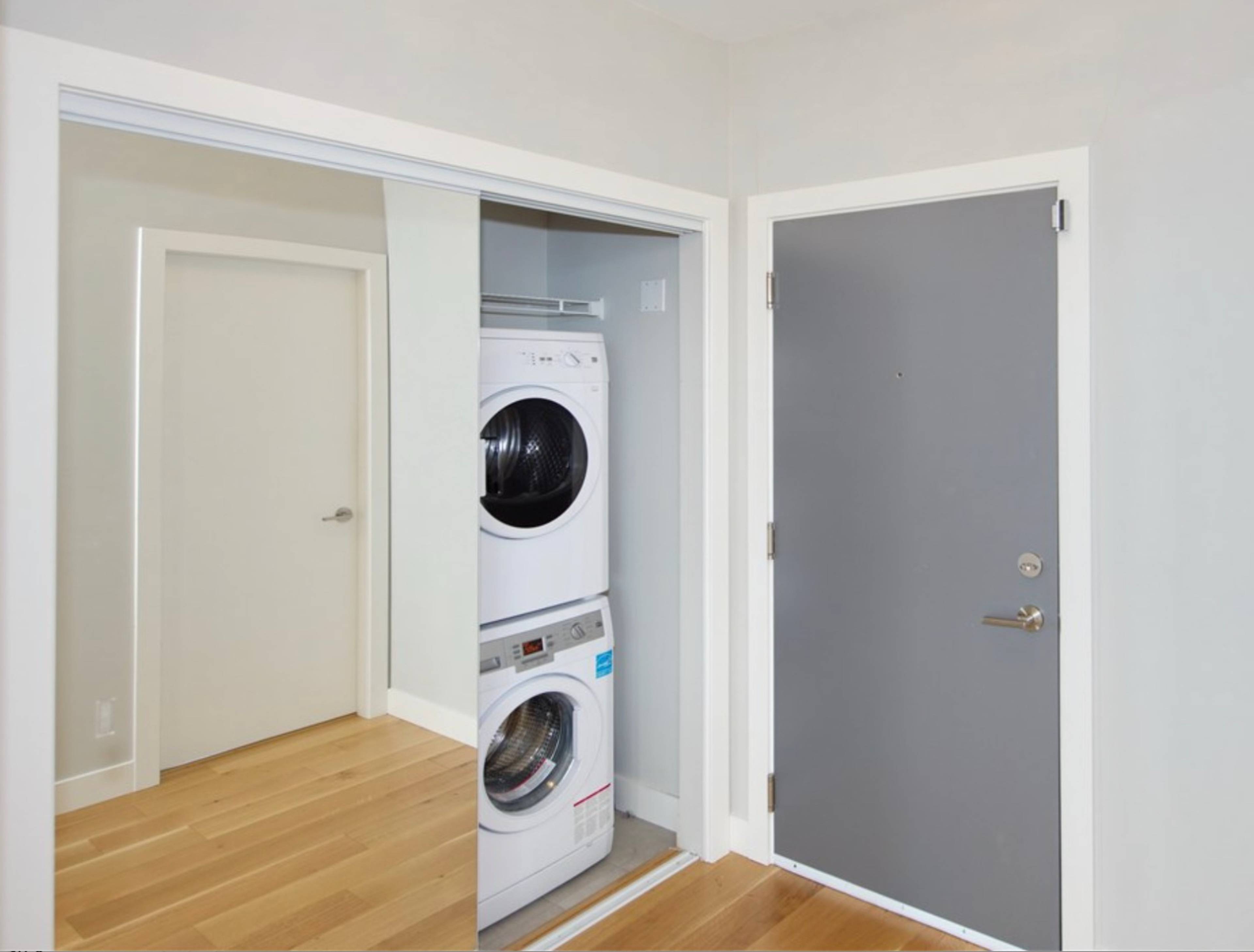 9393 Tower Rd, Burnaby, BC - 2 室 公寓 出租 | liv.rent
