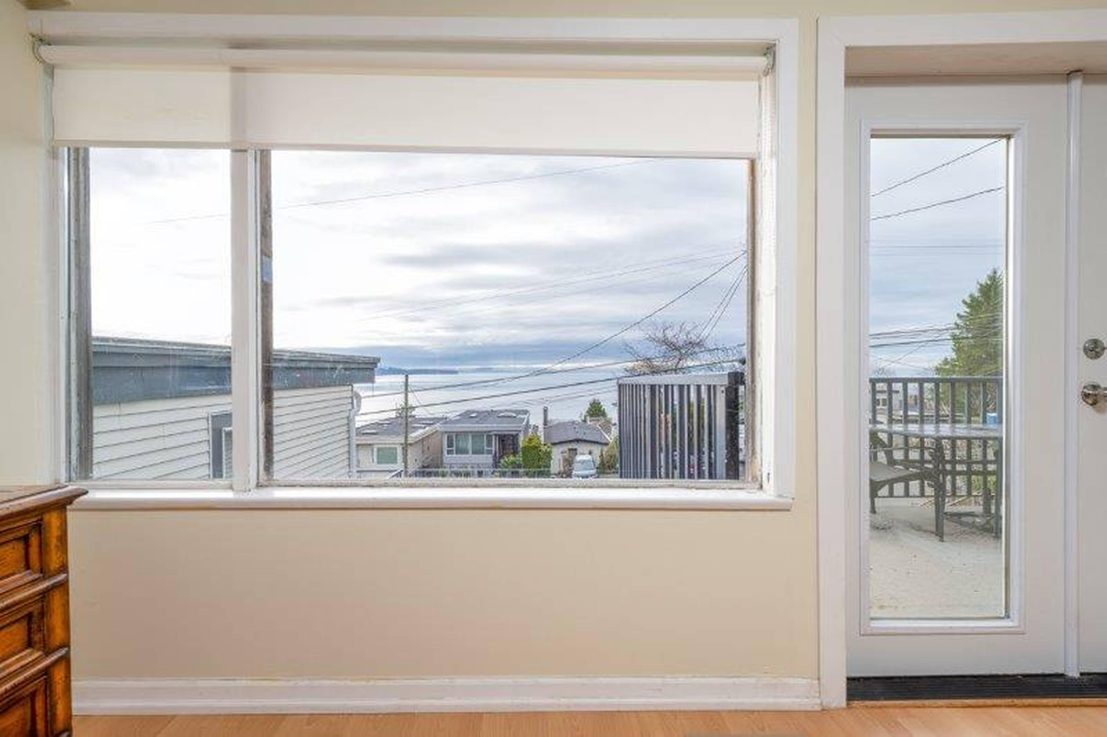 15523 Columbia Ave, White Rock, BC 2 Bedroom Room for Rent liv.rent