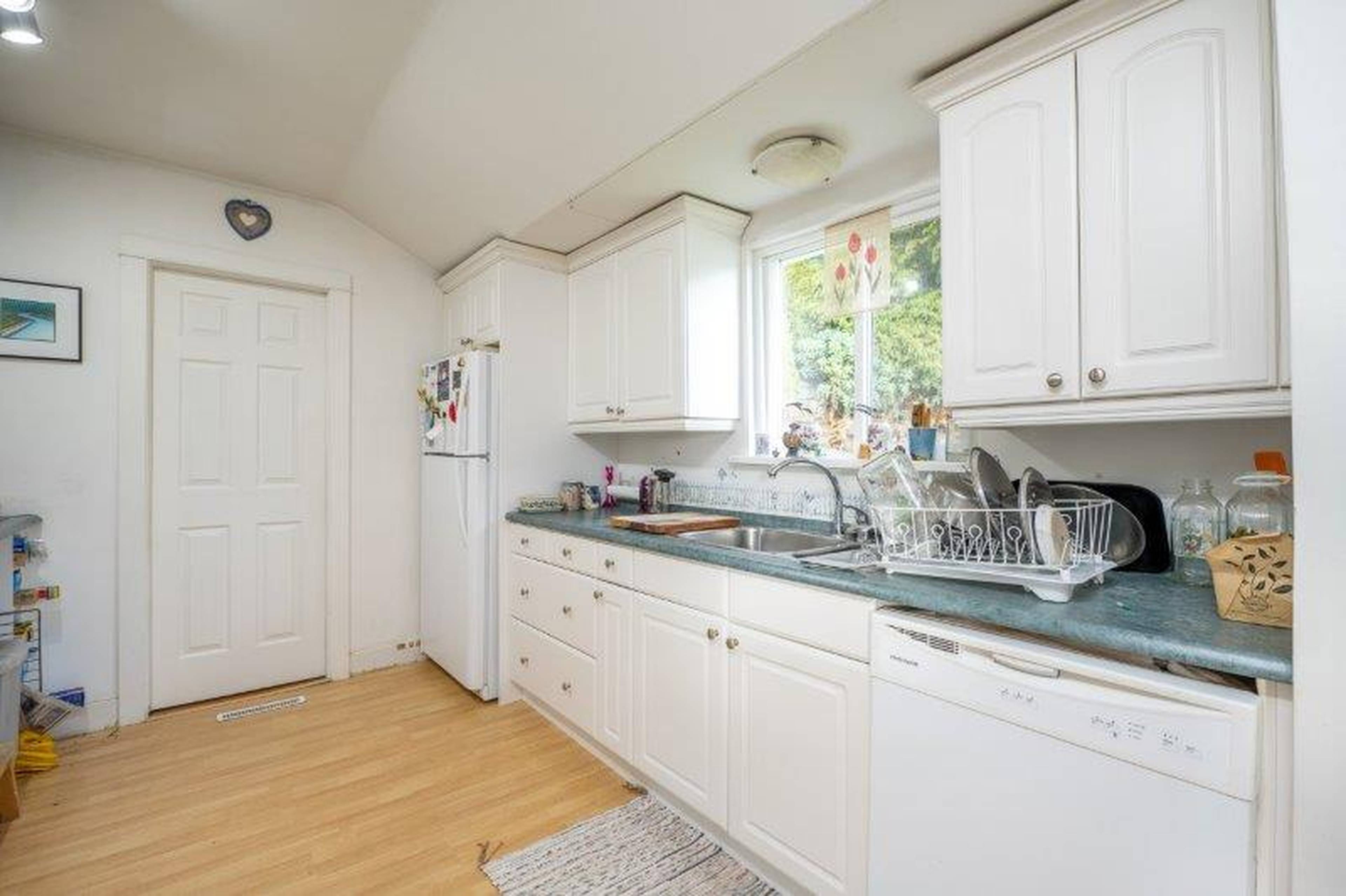 15523 Columbia Ave, White Rock, BC 2 Bedroom Room for Rent liv.rent