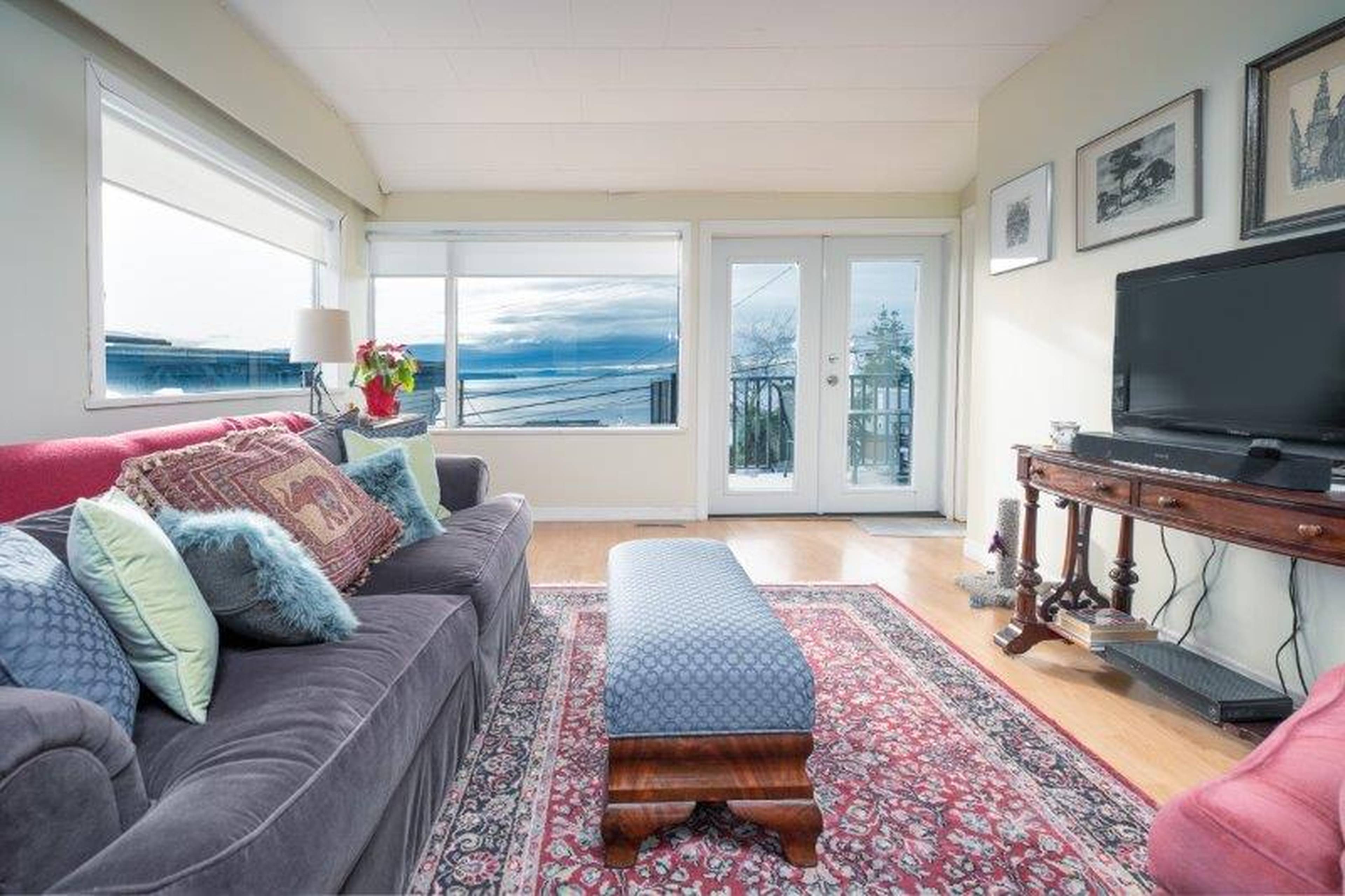 15523 Columbia Ave, White Rock, BC 2 Bedroom Room for Rent liv.rent